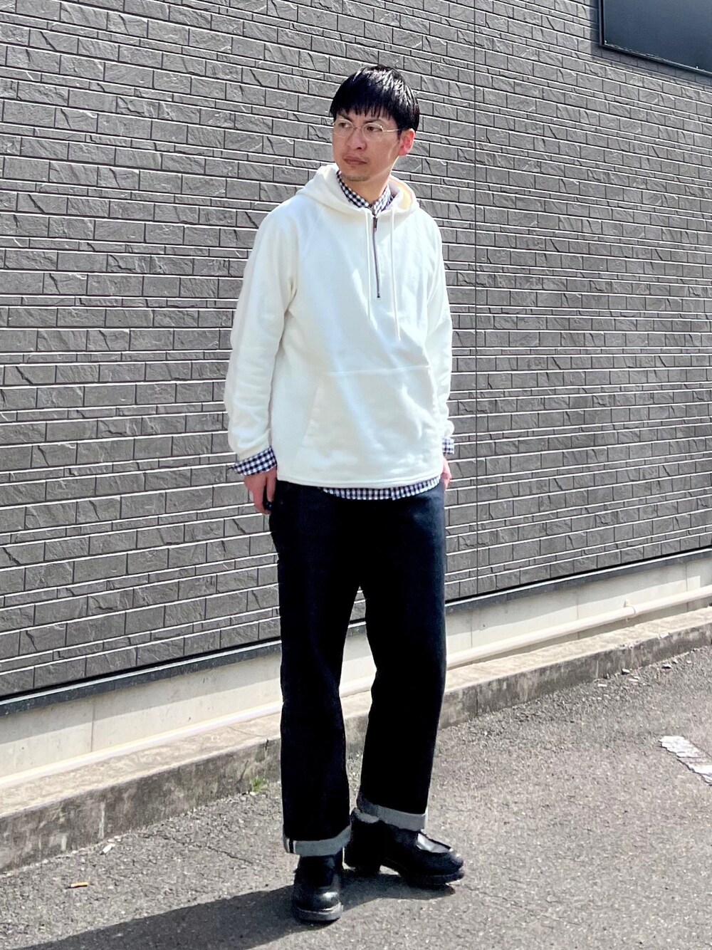 「厚底シューズ、休日スタイル、パーカー、シャツスタイル、レイヤードスタイル、古着MIX、シンプルコーデ、デニム」｜「Parabootの＜Paraboot（パラブーツ）＞ CHAMBORD（ドレスシューズ、ブラック系）」を使った、 松波 侑亮さん（メンズ・164cm）の春コーディネートの1枚目の写真