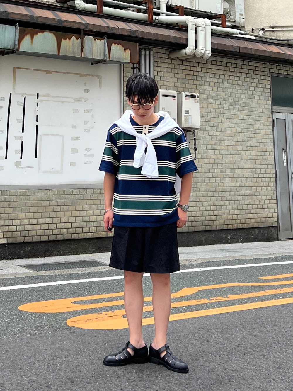 「夏コーデ、ハーフパンツ、休日スタイル、プチプラ、きれいめカジュアル、夏セールで買いました、夏だ！Tシャツ着よう！、ボーダー、サニーレーベル、Sonny　Label、メガネ男子、低身長、おしゃれさんと繋がりたい、グルカサンダル、肩掛けカーデ」｜「URBAN RESEARCH Sonny LabelのランダムボーダーヘンリーネックTシャツ（Tシャツ/カットソー、グリーン系）」を使った、 松波 侑亮さん（メンズ・164cm）の夏コーディネートの1枚目の写真