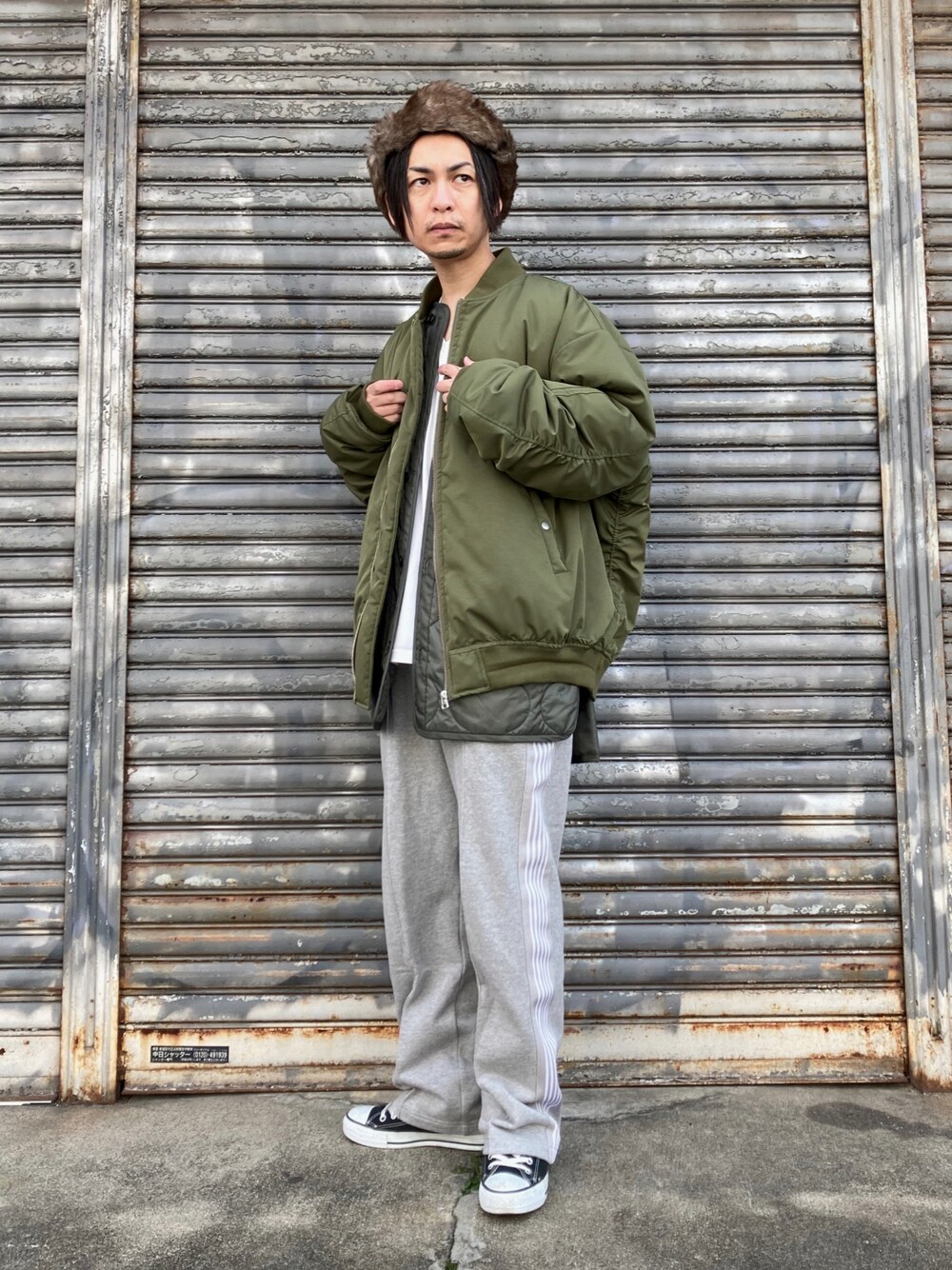 「わたしの推しブランド、クリスマスに着たい服、マイベストコーデ2021、休日スタイル、ビッグシルエット、フライトキャップ、フレアパンツ、ストリート、プチプラ、あったかコーデ、冬コーデ、グリーン、コンバース、STOP 誹謗中傷、シンプル」｜「SPINNSのコーデュロイ アビエーターキャップ（キャップ、ブラック系）」を使った、 松波 侑亮さん（メンズ・164cm）の冬コーディネートの1枚目の写真