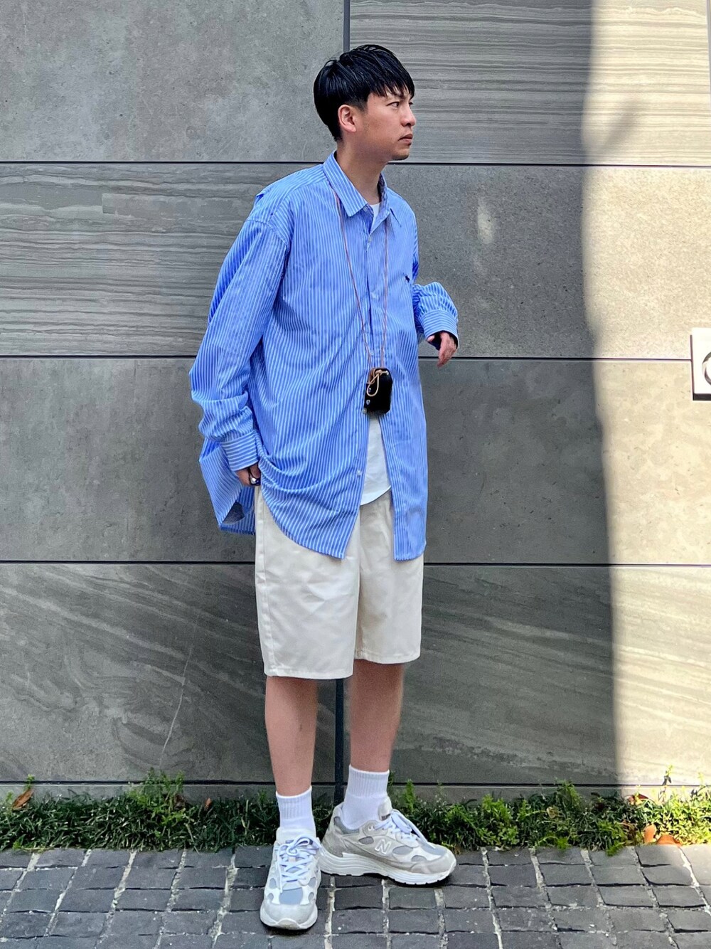 ホワイト系のデニムパンツ、ブルー系のシャツ/ブラウス、ブラック系のアクセサリーを着用したメンズの春コーディネートの1枚目の写真