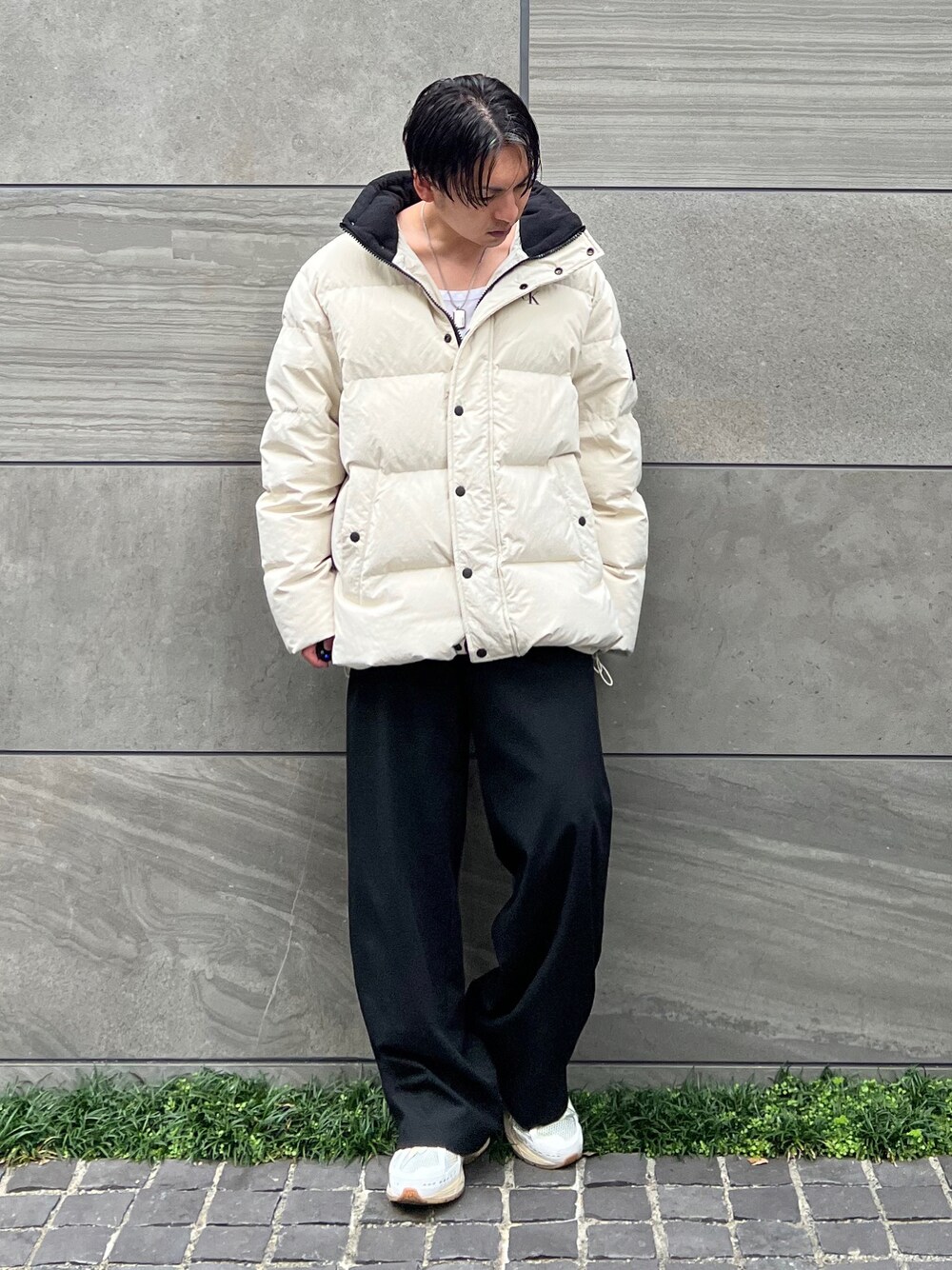 「ポリス、POLICE、Calvin Klein、カルバンクライン、ダウンジャケット、ダウン、スラックス、ワイドパンツ、スニーカー、New Balance、きれいめカジュアル、ビッグシルエット、ストリート、秋冬コーデ、冬コーデ」｜「Calvin Kleinのバッジオーバーサイズ ダウンジャケット（ダウンジャケット/コート、ホワイト系）」を使った、 松波 侑亮さん（メンズ・164cm）の秋コーディネートの1枚目の写真