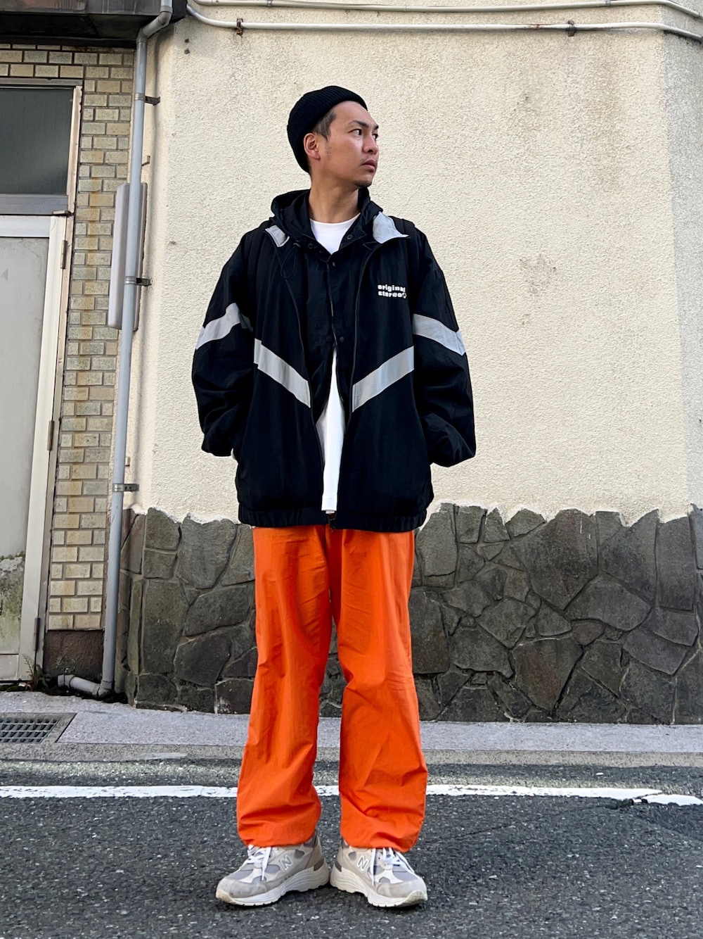 「ファッションを楽しもう、スピンズ、SPINNS、ビッグシルエット、レイヤードスタイル、おでかけコーデ、トラックジャケット、スポーツミックス、ダウンベスト、パーカー、スニーカー、きれいめカジュアル、冬コーデ、古着MIX、プチプラ」｜「SPINNSの【ユニセックス着用可能】４色展開 切り替えナイロンブルゾン STEREO（ブルゾン、ブラック系）」を使った、 松波 侑亮さん（メンズ・164cm）の秋コーディネートの1枚目の写真