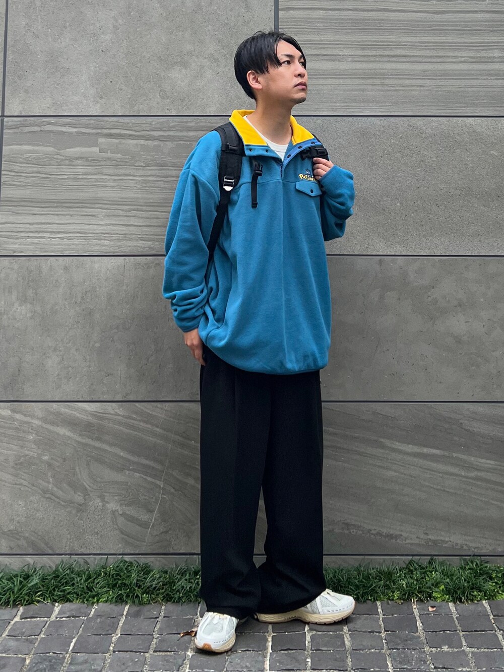 「johnscloset、limitedline_naivemagic、ジョンズクローゼット、フリース、ハーフジップ、ビッグシルエット、オーバーサイズ、ワイドパンツ、ストリート、ニューバランス、きれいめカジュアル、シンプルコーデ、厚底シューズ、スニーカー、秋冬コーデ」｜「Limited Line Naive Magicの【a】〔PETTY WOLF〕 フリース ワンポイント刺繍 襟裏カラー切り替え ハーフスナップ プルオーバー（スウェット、ブルー系）」を使った、 松波 侑亮さん（メンズ・164cm）の秋コーディネートの1枚目の写真