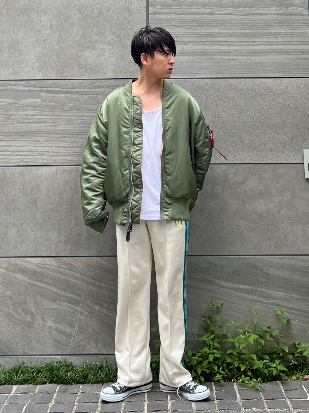 「スニーカー、ワントーンコーデ、ストリート、ビッグシルエット、秋コーデ、alpha_industries_japan、ALPHA_industries、ALPHA」｜「ALPHAのAlpha Industries/アルファインダストリーズ MA-1 CORE SPEC フライトジャケット（U.S.サイズ）リバーシブル（MA-1、ホワイト系）」を使った、 松波 侑亮さん（メンズ・164cm）の秋コーディネートの1枚目の写真