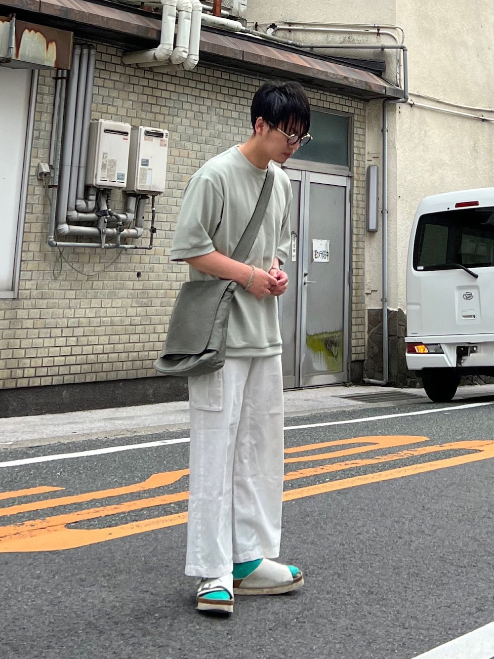 「プチプラ、フレアパンツ、厚底サンダル、きれいめカジュアル、夏だ！Tシャツ着よう！、シンプルコーデ、サニーレーベル、SonnyLabel、低身長、ビルケンシュトック、ショルダーバッグ、カーゴパンツ、カラーソックス、おしゃれさんと繋がりたい、休日コーデ」｜「URBAN RESEARCH Sonny LabelのシルキーダンボールニットTシャツ（Tシャツ/カットソー、グレー系）」を使った、 松波 侑亮さん（メンズ・164cm）の夏コーディネートの1枚目の写真