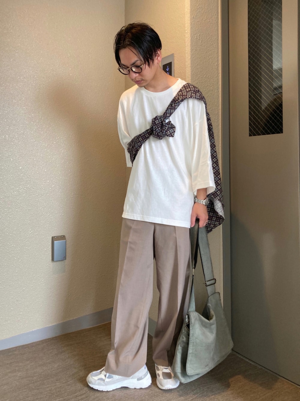 「ブラウン、ペイズリー、たすき掛け、メガネ男子、低身長、低身長コーデ、低身長男子、ビッグシルエット、シンプルコーデ、秋トレンド2021、秋のコーデ、おしゃれさんと繋がりたい、古着、古着MIX、New Balance」｜「NEW BALANCEのNEW BALANCE　M992（スニーカー、グレー系）」を使った、 松波 侑亮さん（メンズ・162cm）の夏コーディネートの1枚目の写真