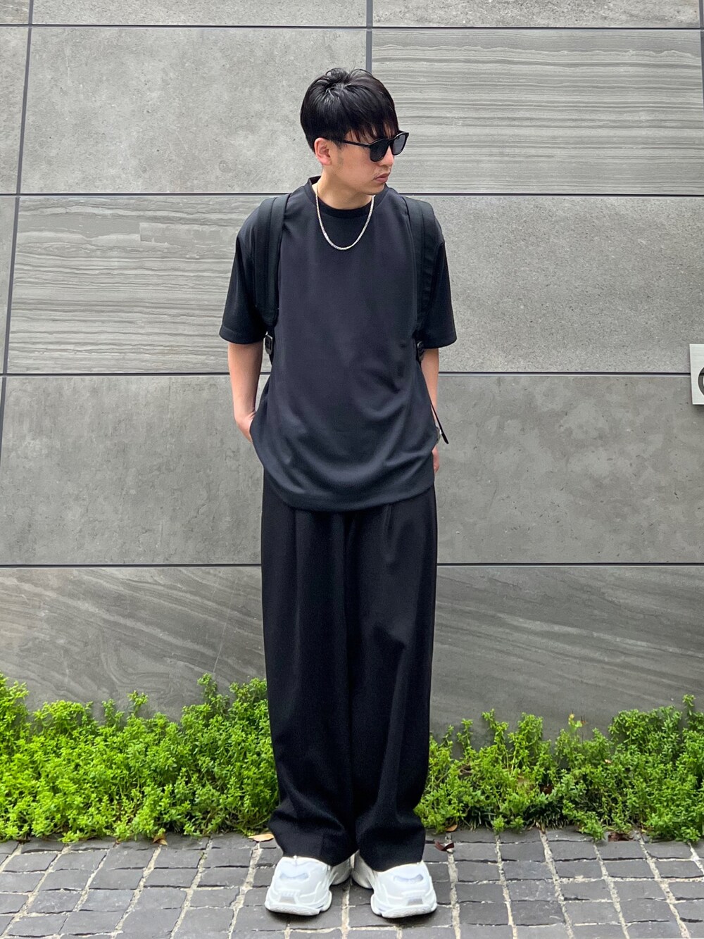 「URTECH、ユーアールテック、URTECHひやサラクール、items_urbanresarch、アイテムズアーバンリサーチ、休日スタイル、ビッグシルエット、スラックス、きれいめカジュアル、韓国ファッション、サングラス、春コーデ、夏コーデ、厚底シューズ、モノトーン」｜「ITEMS URBANRESEARCHの『UR TECH ひやサラクール』 Air Dry ライトポンチ トップス（Tシャツ/カットソー、ブラック系）」を使った、 松波 侑亮さん（メンズ・164cm）の春コーディネートの1枚目の写真