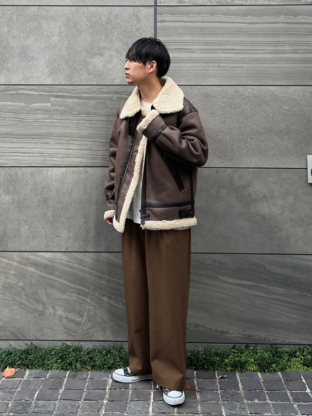 「ALPHA、alpha_industries_japan、alpha_industries、ブラウン、ワイドパンツ、冬コーデ、秋冬コーデ、アウター、コンバース、スラックス、ビッグシルエット」｜「ALPHAのB-3ブルゾン/ボアブルゾン/フェイクムートン（ムートンコート、ブラウン系）」を使った、 松波 侑亮さん（メンズ・164cm）の秋コーディネートの1枚目の写真