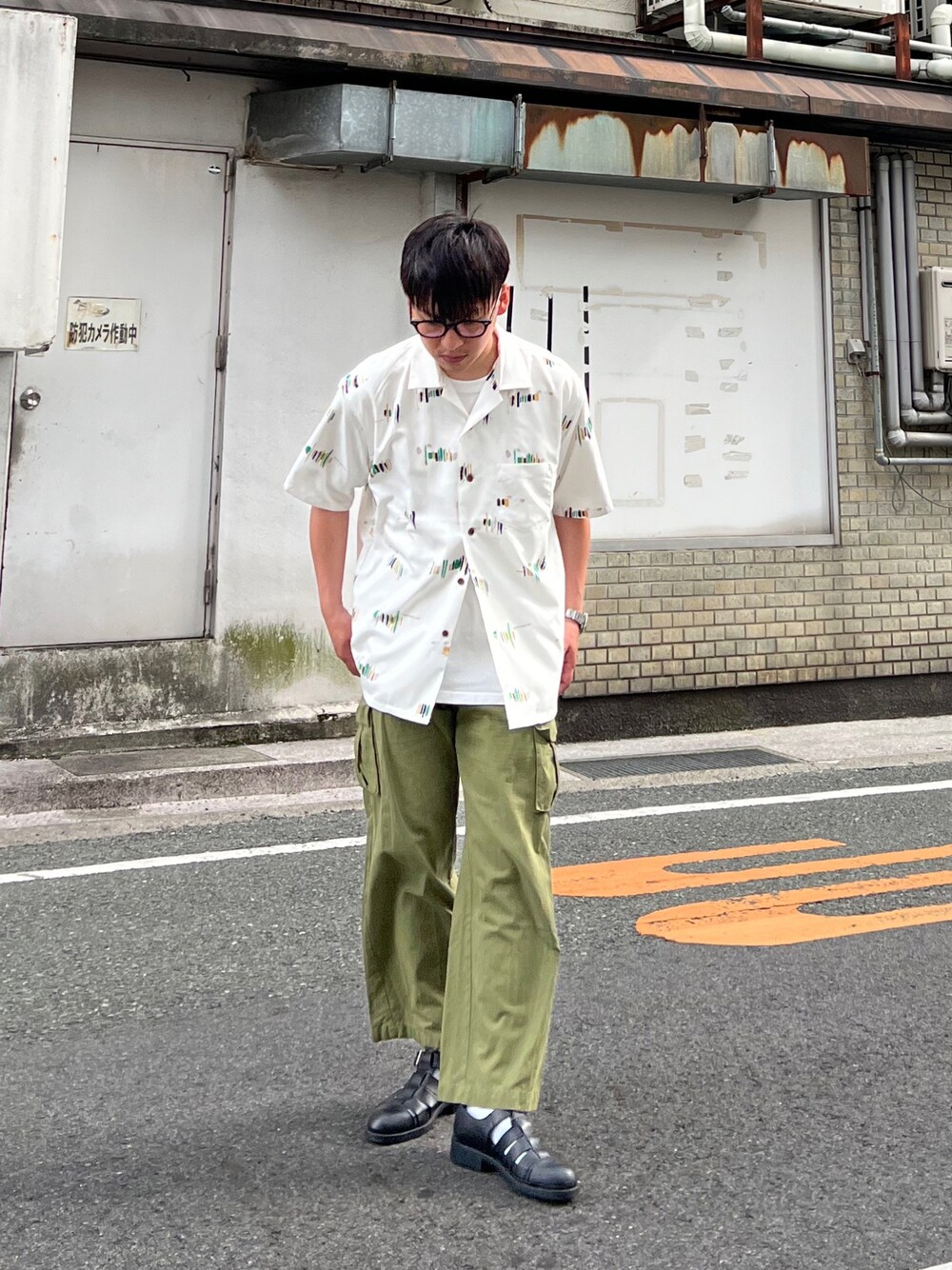 「サニーレーベル、Sonny　Label、オープンカラーシャツ、シャツスタイル、メガネ男子、カーゴパンツ、グルカサンダル、きれいめカジュアル、休日スタイル、メンズコーデ、お洒落さんとつながりたい、夏コーデ、キレイめ」｜「URBAN RESEARCH Sonny Labelのセオαグラフィック半袖シャツ（シャツ/ブラウス、ホワイト系）」を使った、 松波 侑亮さん（メンズ・164cm）の夏コーディネートの1枚目の写真