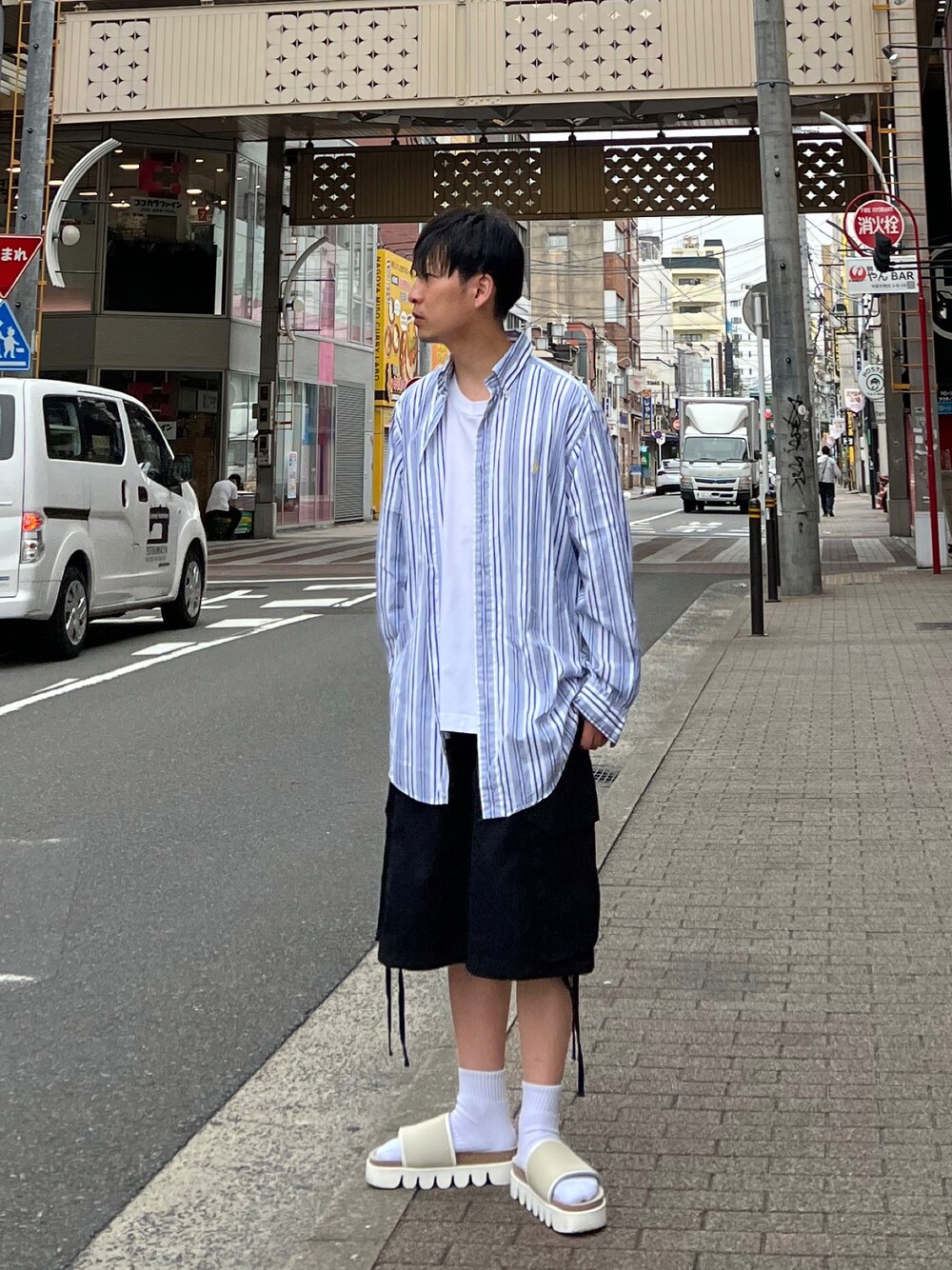 「ストリート、ストライプシャツ、きれいめカジュアル、休日スタイル、カーゴパンツ、夏コーデ、ビッグT、ハーフパンツ、プチプラ、おしゃれさんと繋がりたい、大人カジュアル、ラフコーデ、サンダル、サンダルに靴下、低身長コーデ」｜「SPINNSの【ビッグシルエット】ワイド カーゴショートパンツ（その他パンツ、ブラック系）」を使った、 松波 侑亮さん（メンズ・164cm）の夏コーディネートの1枚目の写真
