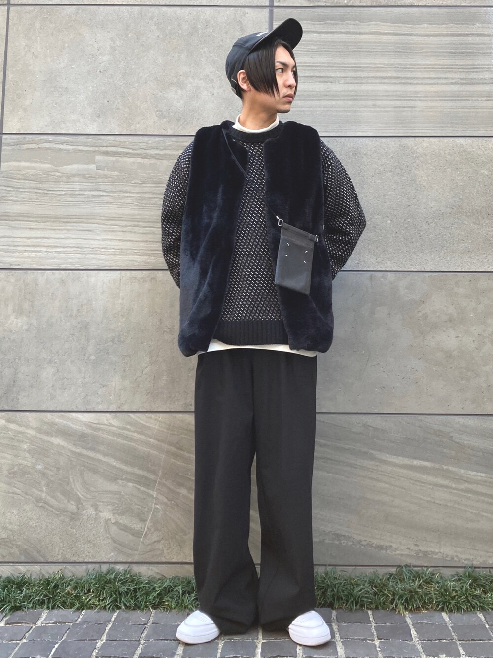 「Lull、ROSSOMEN、urban research rosso men、クリスマスに着たい服、シンプルコーデ、冬コーデ、ブラックコーデ、モノトーンコーデ、ニット/セーター、プチプラ、フレアパンツ、ミニバッグ、休日スタイル、マイベストコーデ2021、STOP 誹謗中傷」｜「URBAN RESEARCH ROSSO MENの【一部WEB限定カラー】バーズアイ柄ニット（ニット/セーター、ブラック系）」を使った、 松波 侑亮さん（メンズ・164cm）の冬コーディネートの1枚目の写真