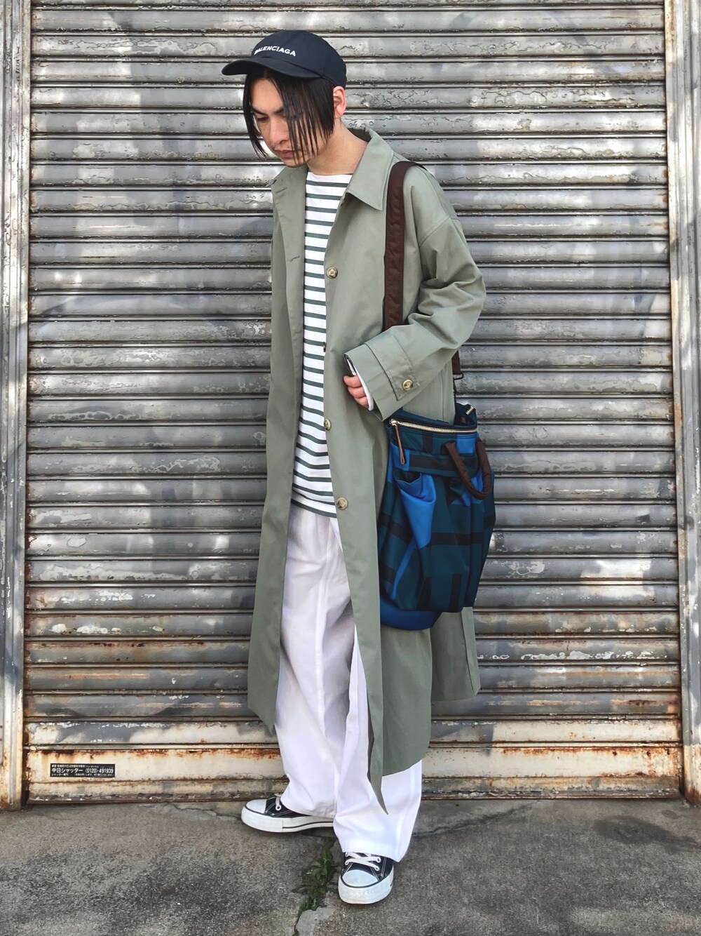 「バルーンパンツ、スラックス、パステル映える春、春コーデ、シンプルコーデ、コンバース、キャップ、春アウター、ミニバッグ、トートバッグ、プチプラ、グリーン、ボーダー、シンプル、ワイドパンツ」｜「Lullの【Lull / ルル】2wayステンカラーロングコート（ステンカラーコート、グリーン系）」を使った、 松波 侑亮さん（メンズ・164cm）の春コーディネートの1枚目の写真