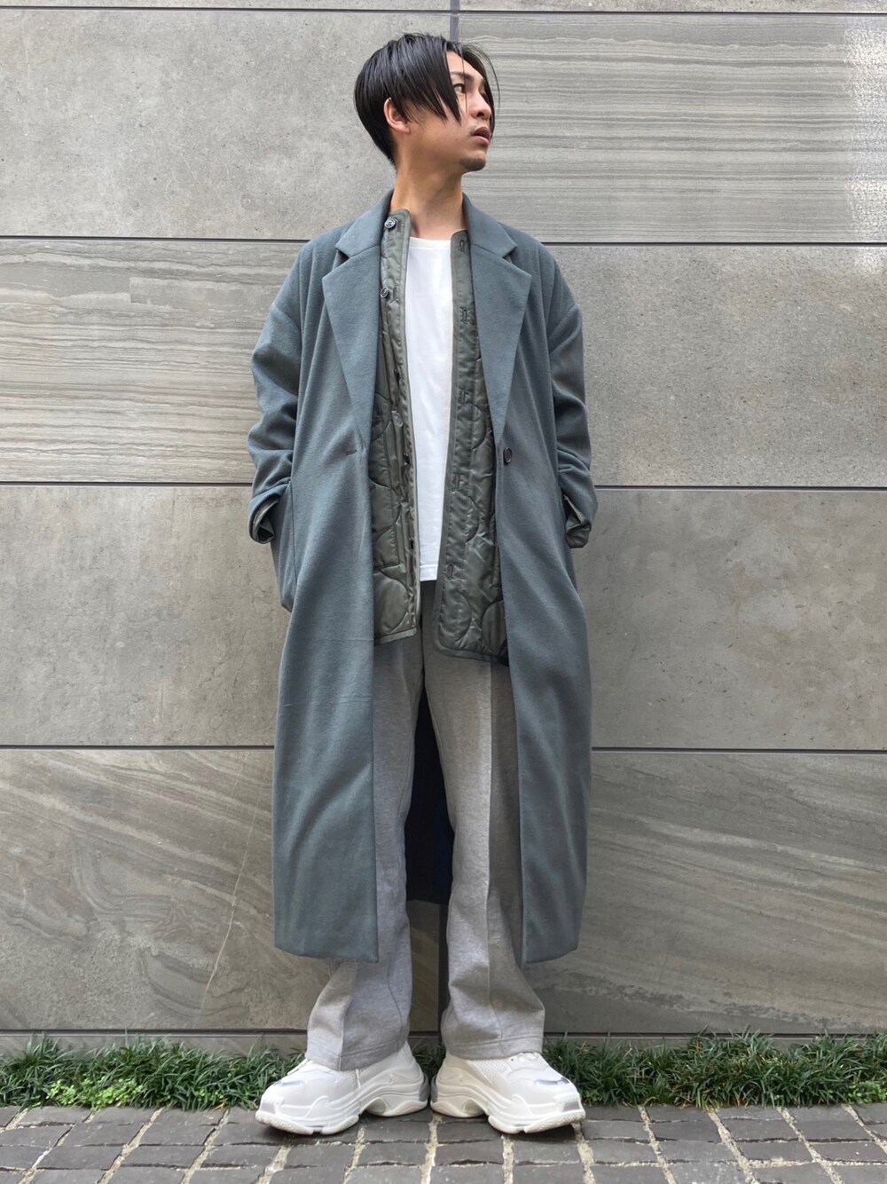 「ビッグシルエット、グリーン、キルティング、UNIQLO、冬コーデ、スニーカーコーデ、ミリタリージャケット、休日スタイル、モード、キルティングジャケット、ootd、NEEDLES、モードストリート、低身長コーデ、STOP 誹謗中傷」｜「Needlesのアイテム（パンツ、グレー系）」を使った、 松波 侑亮さん（メンズ・164cm）の秋コーディネートの1枚目の写真