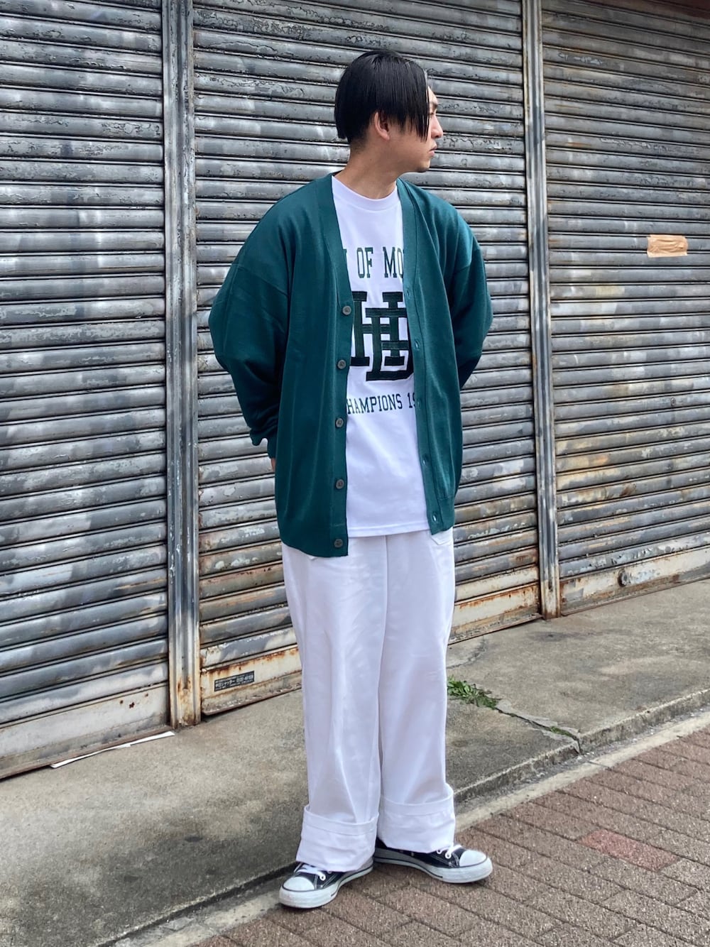 「カーディガン、カレッジ、カレッジTシャツ、シンプルコーデ、きれいめカジュアル、グリーン、春コーデ、春服みてみて、デニム、パステル映える春、プチプラ、ビッグシルエット、休日スタイル、ストリートコーデ、ストリートフェス」｜「SPINNSの12ゲージ アクリルニットカーディガン（カーディガン/ボレロ、グリーン系）」を使った、 松波 侑亮さん（メンズ・164cm）の春コーディネートの1枚目の写真
