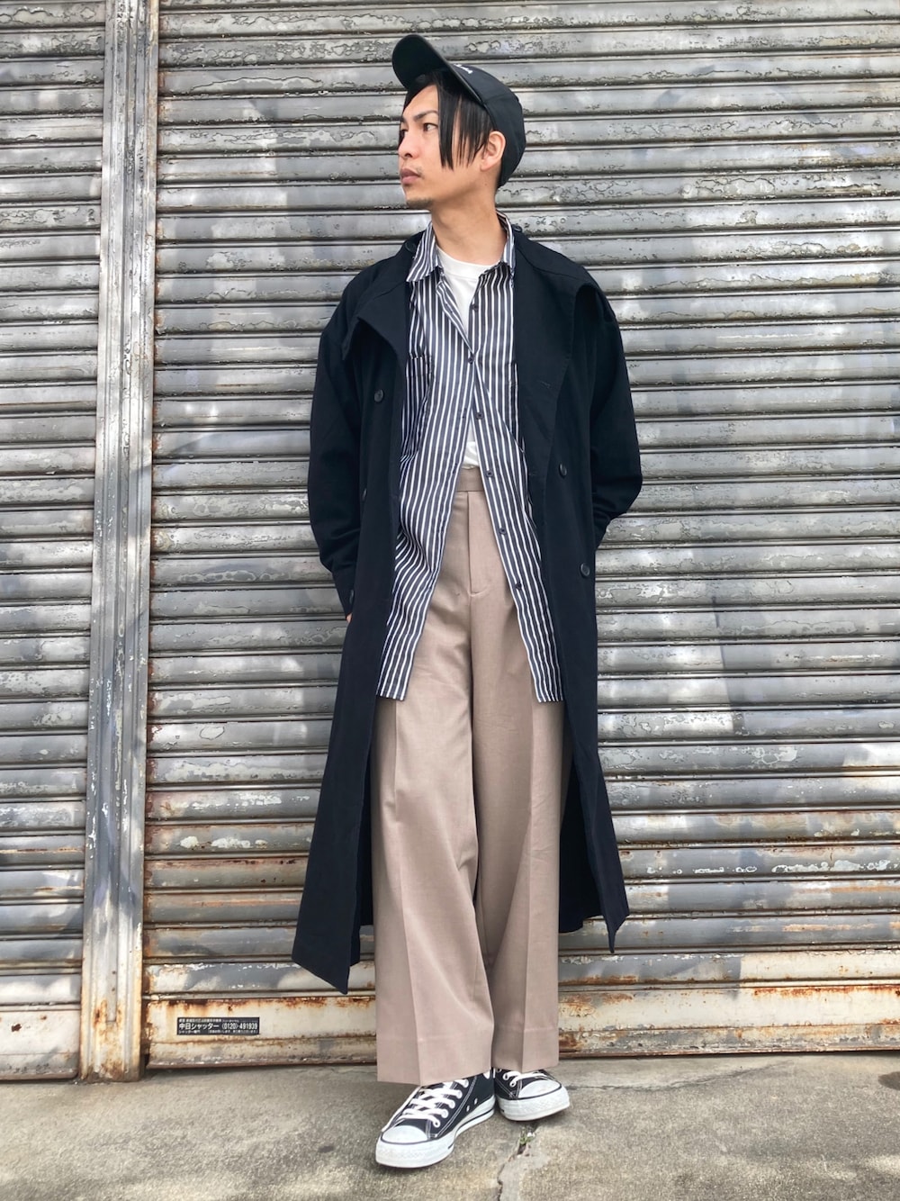 「ビッグシルエット、トレンチコート、ベージュ、UNIQLO、スラックス、ストライプ、レイヤードスタイル、オーバーサイズ、ミリタリージャケット、休日スタイル、プチプラ、シンプルコーデ、秋服、オーバーコート、お洒落さんとつながりたい」｜「CONVERSE ALL STARのCONVERSE / ALL STAR J HI（スニーカー、ブラック系）」を使った、 松波 侑亮さん（メンズ・164cm）の秋コーディネートの1枚目の写真