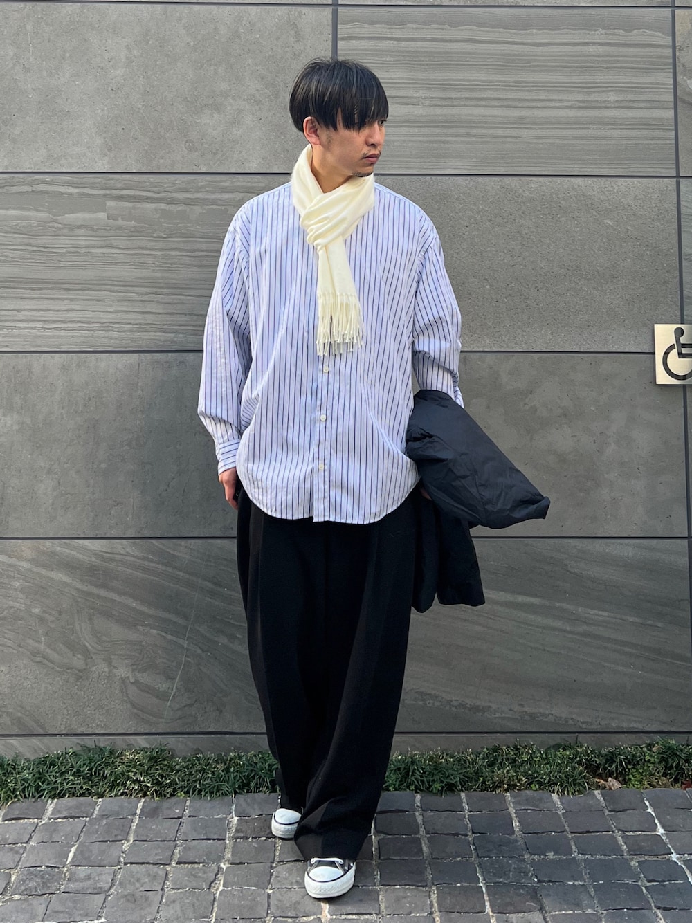 「ジョンズクローゼット、johnscloset、マフラーぐるぐる」｜「JOHN'S CLOSETの【g】国産ソフトタッチ無地＆チェックマフラー（マフラー、ホワイト系）」を使った、 松波 侑亮さん（メンズ・164cm）の冬コーディネートの1枚目の写真