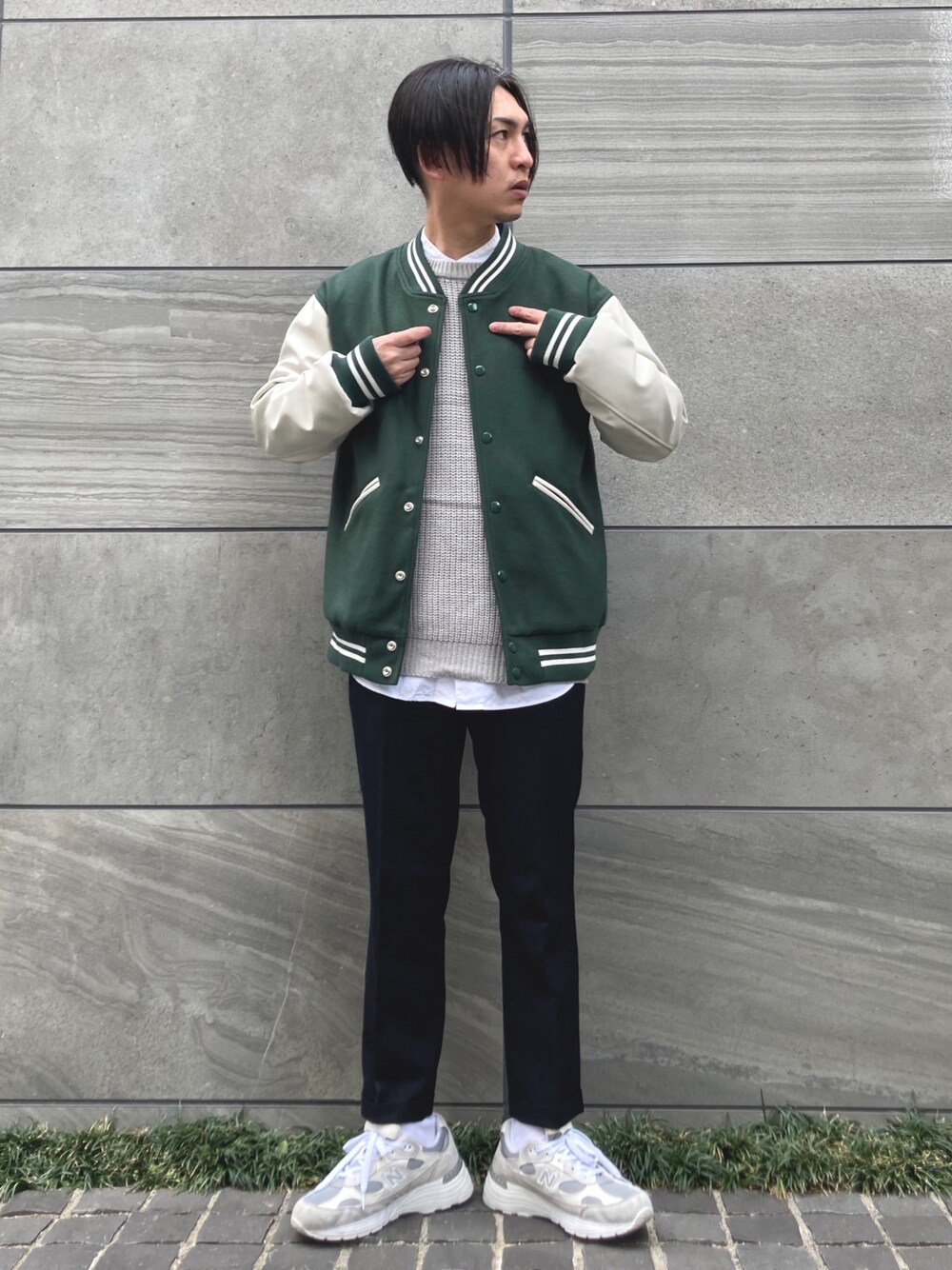 「SonnyLabel、サニーレーベル、スタジャン、大人カジュアル、冬コーデ、STOP 誹謗中傷、ストリートコーデ、シンプル、春コーデ、ootd、シンプルコーデ、グリーン、きれいめカジュアル、ブラック、いいね、save、フォローお願いします🤑」｜「NEW BALANCEの【New Balance / ニューバランス】 M992（スニーカー、グレー系）」を使った、 松波 侑亮さん（メンズ・164cm）の冬コーディネートの1枚目の写真