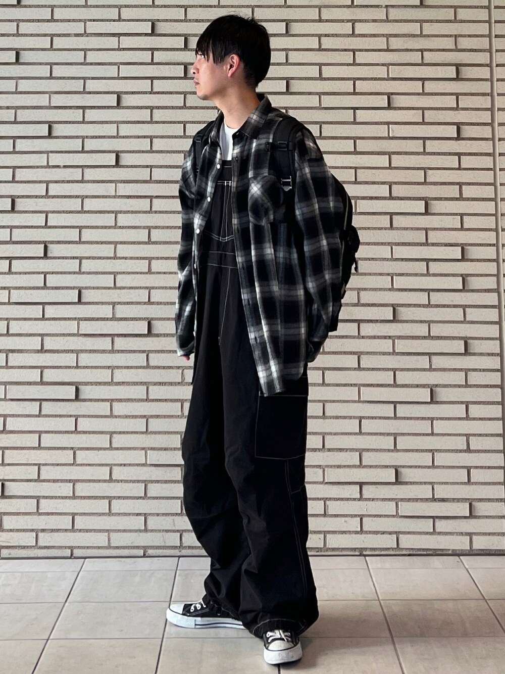 「エドウィン、edwin、edwinjapan、オーバーオール、チェックシャツ、オンブレーチェックシャツ、シャツスタイル、秋服準備はじめました」｜「EDWINの【WEB限定】STEP MARK バルーンオーバーオール サロペット ビブ カーゴ（サロペット/オーバーオール、ブラック系）」を使った、 松波 侑亮さん（メンズ・164cm）の秋コーディネートの1枚目の写真