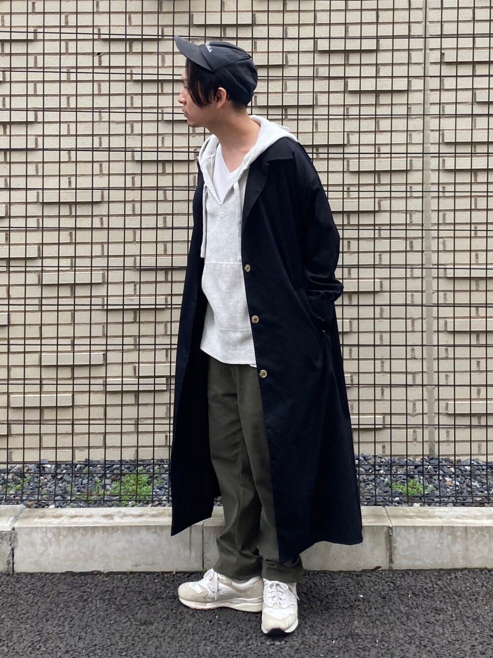 「サニーレーベル、SonnyLabel、春コーデ、レイヤードスタイル、プチプラ、きれいめカジュアル、トレンチコート、ビッグシルエット、厚底シューズ、休日スタイル、おしゃれさんと繋がりたい、オトナカジュアル、スニーカーコーデ、低身長、シンプルコーデ」｜「URBAN RESEARCH Sonny Labelのハイパーストレッチイージージョガーパンツ（その他パンツ、グリーン系）」を使った、 松波 侑亮さん（メンズ・164cm）の春コーディネートの1枚目の写真