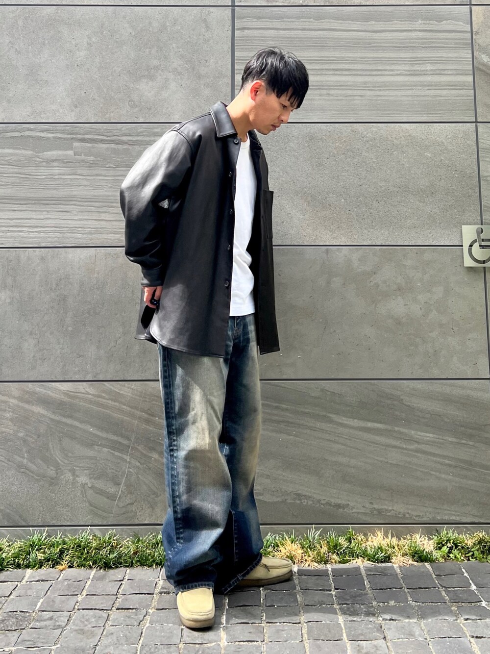 「edwin、edwinjapan、エドウィン」｜「EDWINのXV ワイドデニムパンツ（デニムパンツ、ブルー系）」を使った、 松波 侑亮さん（メンズ・164cm）の秋コーディネートの1枚目の写真