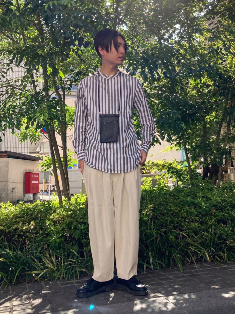 ブラック系のローファー、ホワイト系のその他パンツ、その他のシャツ/ブラウスを着用したメンズの秋コーディネートの1枚目の写真