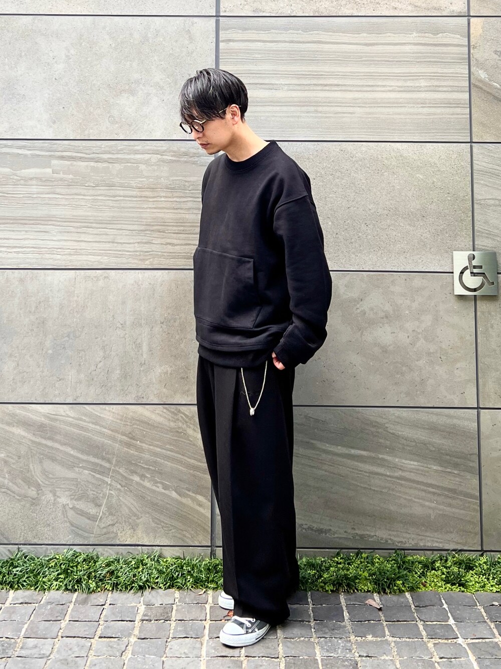 「スタミキ、スタイルミキサー、stylemixer、ワントーンコーデ、モード、ストリート、スラックス、ワイドパンツ、スウェット、コンバース、スニーカー、ビッグシルエット、秋冬コーデ、冬コーデ、きれいめカジュアル」｜「STYLEMIXERのタフヘビースウェットレイヤードトップ（スウェット、ブラック系）」を使った、 松波 侑亮さん（メンズ・164cm）の秋コーディネートの1枚目の写真
