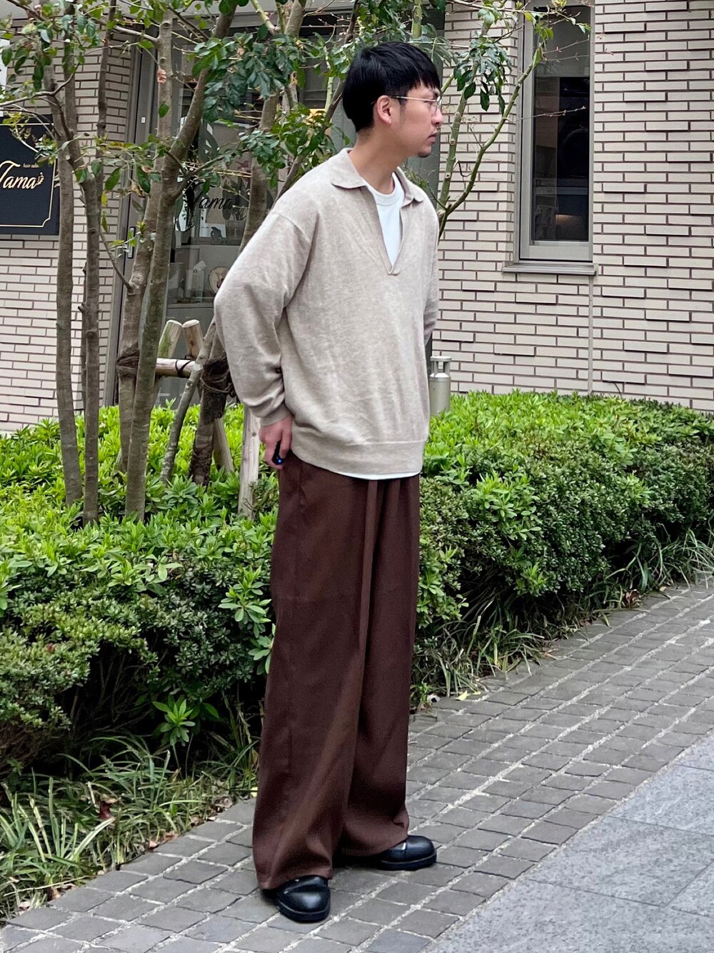 「エドウィン、フォッシル、edwinjapan、edwin、FOSSILSTYLE、Fossil」｜「EDWINのタックワイド フレアパンツ センタープレスパンツ スラックスパンツ 日本製（スラックス、ブラウン系）」を使った、 松波 侑亮さん（メンズ・164cm）の春コーディネートの1枚目の写真