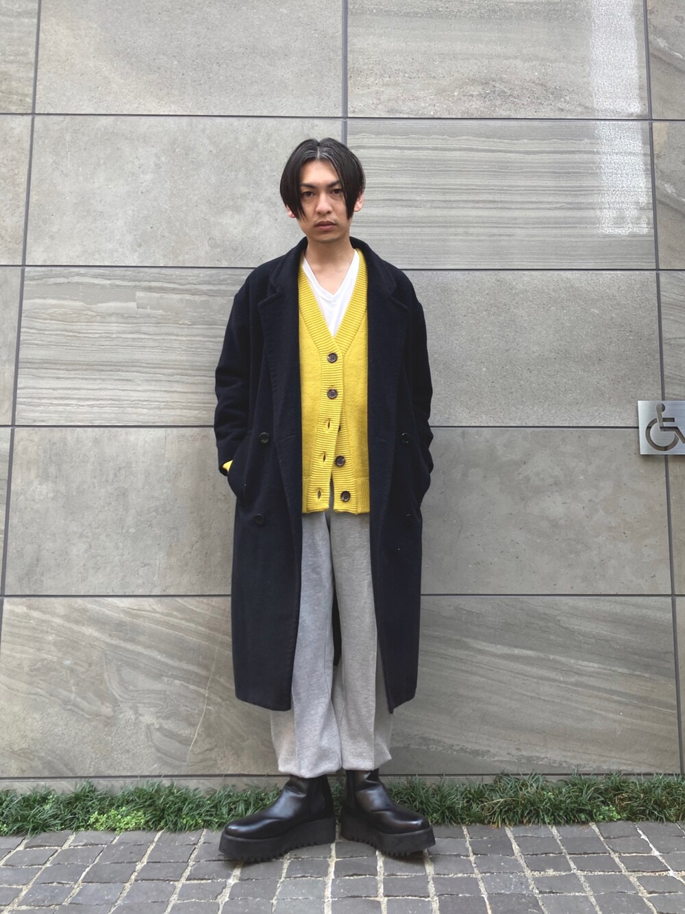 「スウェットパンツ、カーディガン、ビッグシルエット、ブーツ、冬コーデ、レイヤードスタイル、古着MIX、モード、トラックパンツ、NEEDLES、シンプルコーデ、シャークソール、オーバーコート、いいね、save、フォローお願いします🤑、STOP 誹謗中傷」｜「SPINNSのフェイクレザー シャークハイソールサイドゴアブーツ（ブーツ、ブラック系）」を使った、 松波 侑亮さん（メンズ・164cm）の秋コーディネートの1枚目の写真