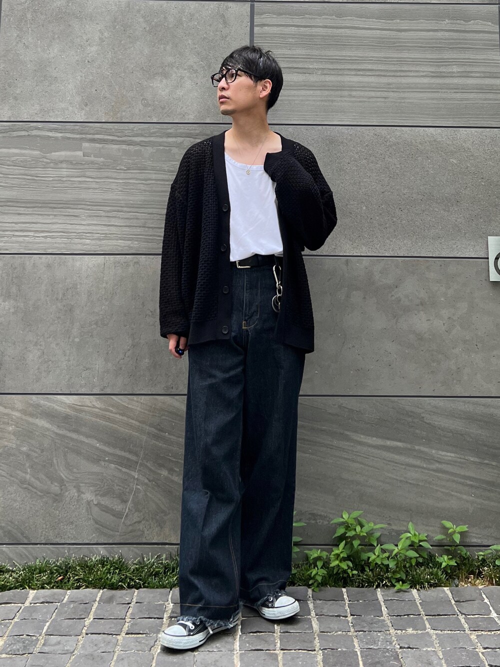 ブラック系のカーディガン/ボレロ、ブルー系のデニムパンツ、ブラック系のスニーカーを着用したメンズの夏コーディネートの1枚目の写真