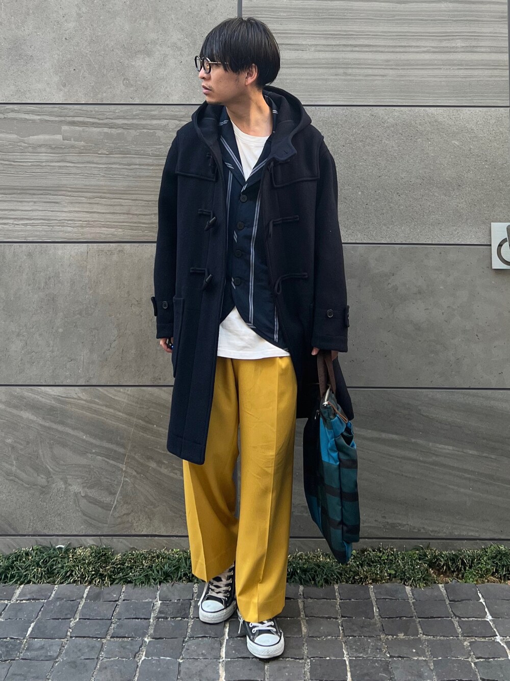 「ダッフルコート、ユニクロ、UNIQLO、冬コーデ、スニーカー、ワイドパンツ、ロングコート、ビッグシルエット、レイヤードスタイル、シンプルコーデ、トートバッグ、きれいめカジュアル」｜「UNIQLOのアイテム（ダッフルコート、ブラック系）」を使った、 松波 侑亮さん（メンズ・164cm）の冬コーディネートの1枚目の写真