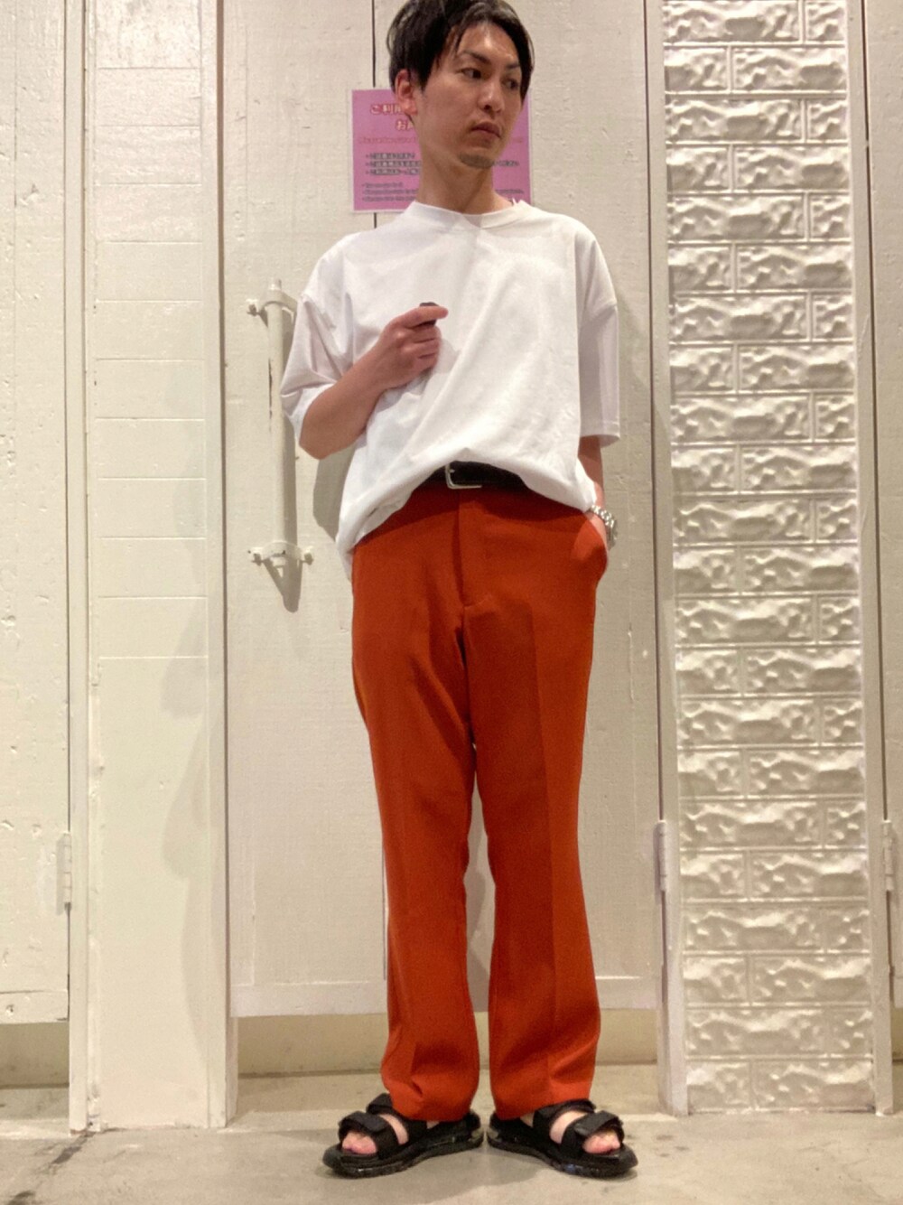 「タックイン、ブーツカットパンツ、フレアパンツ、COOLなこのコが仲間入り、スラックス、夏セールで買いました、ワンマイルウェア、プチプラ、Coming soon…、シンプルコーデ」｜「SPINNSのエアーソール ベルトストラップスポーツサンダル（サンダル、ブラック系）」を使った、 松波 侑亮さん（メンズ・162cm）の夏コーディネートの1枚目の写真
