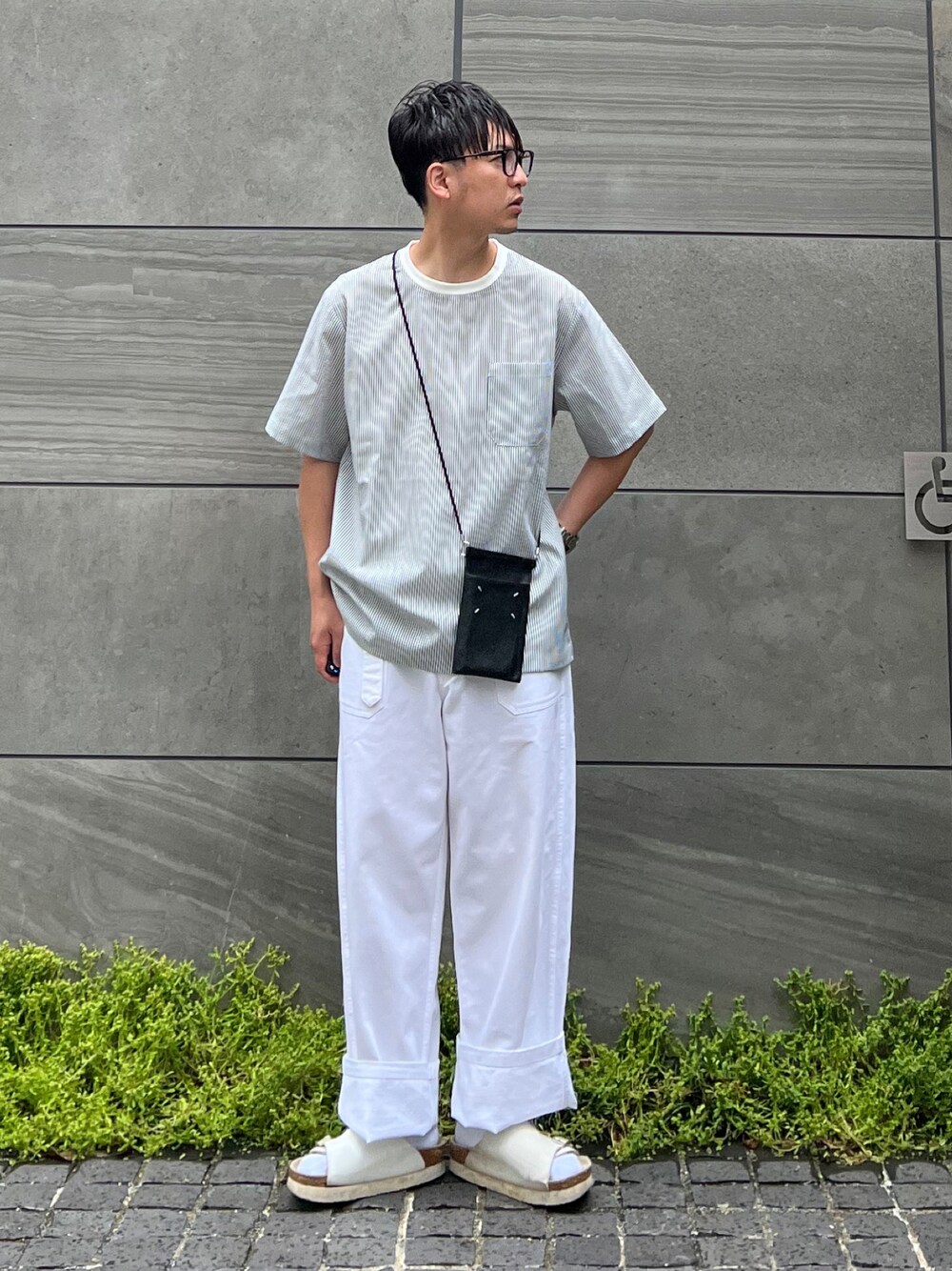 ブルー系のTシャツ/カットソー、ブラック系のショルダーバッグ、ホワイト系のパンツを着用したメンズの夏コーディネートの1枚目の写真