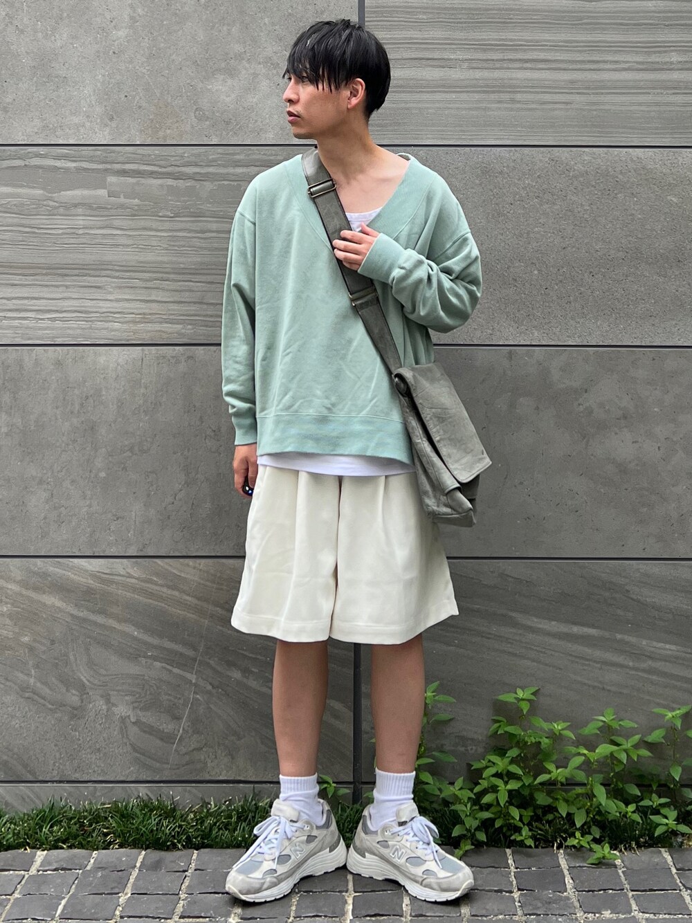 「ショルダーバッグ、ハーフパンツ、スウェット、レイヤードスタイル、厚底シューズ、休日スタイル、プチプラ、淡色コーデ、タックイン」｜「soerteの2tuck wide Half pants / 2タックワイドハーフパンツ グルカショーツ（その他パンツ、ホワイト系）」を使った、 松波 侑亮さん（メンズ・164cm）の秋コーディネートの1枚目の写真