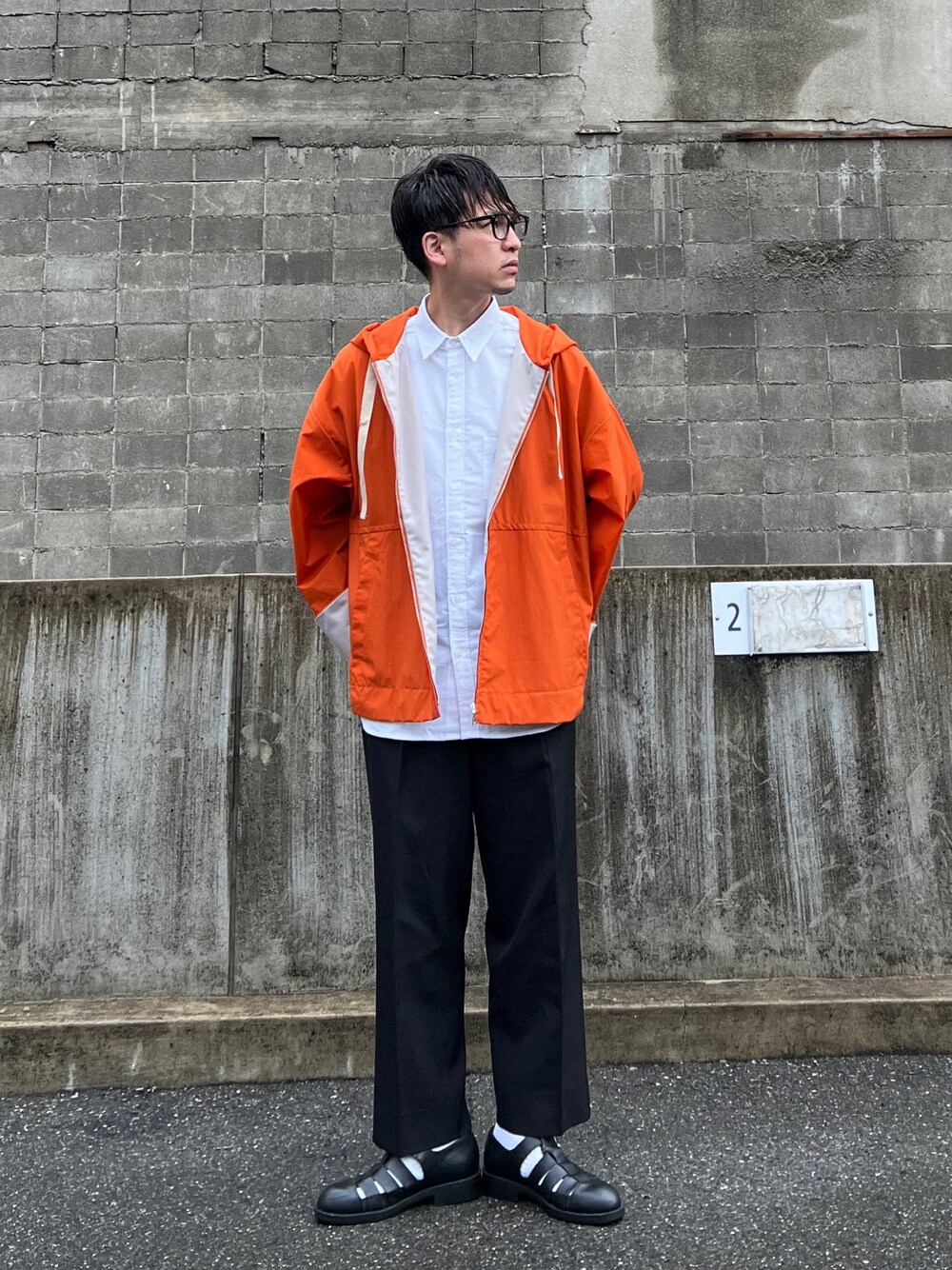 「rosso men、urban research rosso men、ビッグシルエット、スラックス、きれいめカジュアル、グルカサンダル、レイヤードスタイル、カラー×コーデ、ビタミンカラー、革靴、FUDGEBOYのトラッドスタイル、休日コーデ、春夏コーデ、カジュアルコーデ、シンプルコーデ」｜「URBAN RESEARCH ROSSO MENの『XLサイズあり』『抗菌/防臭』ハイパフォーマンスオックス半袖シャツ（シャツ/ブラウス、ホワイト系）」を使った、 松波 侑亮さん（メンズ・164cm）の春コーディネートの1枚目の写真