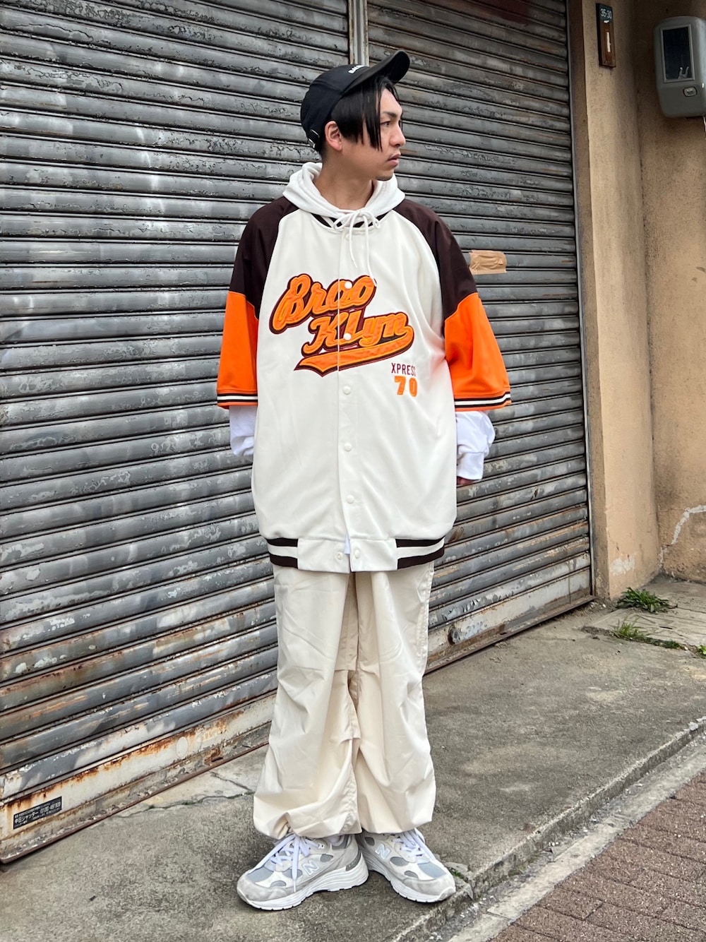「古着、古着MIX、パーカー、レイヤードスタイル、スノーパンツ、キャップ、ストリート、ロンT、プチプラ、白スニーカー、厚底シューズ、淡色コーデ、ビッグシルエット、fredyandgloster、gloster」｜「GLOSTERの【待望の新色追加！！】ミリタリースノーカモ バルーンパンツ（その他パンツ、ホワイト系）」を使った、 松波 侑亮さん（メンズ・164cm）の春コーディネートの1枚目の写真
