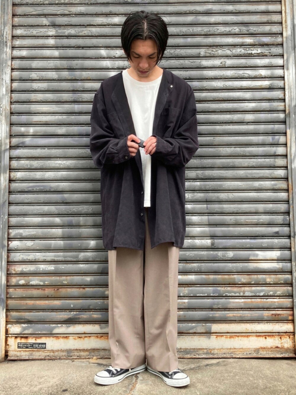 「ブラウン、秋服準備はじめました、秋トレンド2021、フレアパンツ、低身長、低身長コーデ、低身長男子、古着、スピンズ、SPINNS、秋コーデ、シンプルコーデ、スラックス、秋冬コーデ、ベージュ」｜「CONVERSE ALL STARのアイテム（シューズ、ブラック系）」を使った、 松波 侑亮さん（メンズ・162cm）の秋コーディネートの1枚目の写真