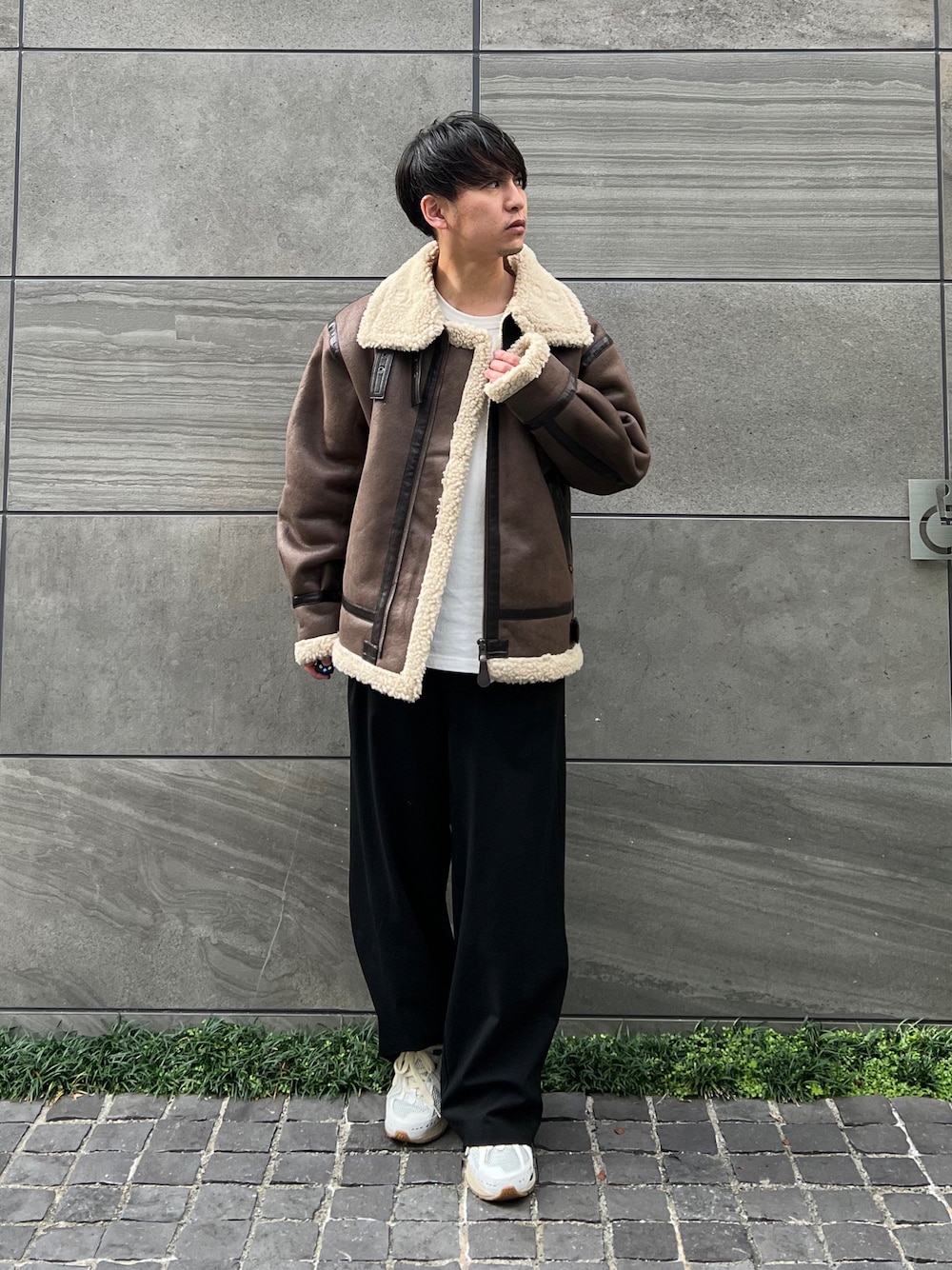 「ALPHA、alpha_industries_japan、alpha_industries、ボアブルゾン、アウター、秋冬コーデ、冬コーデ、ストリート、ビッグシルエット」｜「ALPHAのB-3ブルゾン/ボアブルゾン/フェイクムートン（ムートンコート、ブラウン系）」を使った、 松波 侑亮さん（メンズ・164cm）の秋コーディネートの1枚目の写真