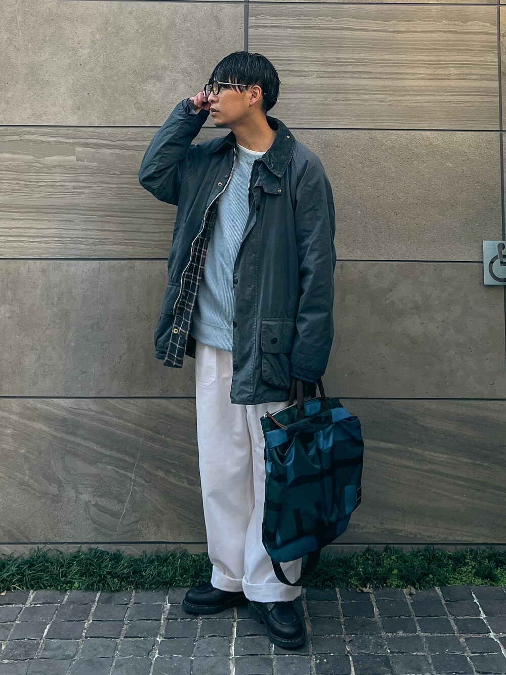 「cbcrestbridge、crestbridge、cbクレストブリッジ、シービークレストブリッジ、barbour、ニット、アウター、秋冬コーデ、きれいめカジュアル、シンプルコーデ、レザー、厚底シューズ、ブーツ、ビッグシルエット、ワイドパンツ」｜「CB CRESTBRIDGEのヨークチェックワッフルロンT（Tシャツ/カットソー、ブルー系）」を使った、 松波 侑亮さん（メンズ・164cm）の秋コーディネートの1枚目の写真