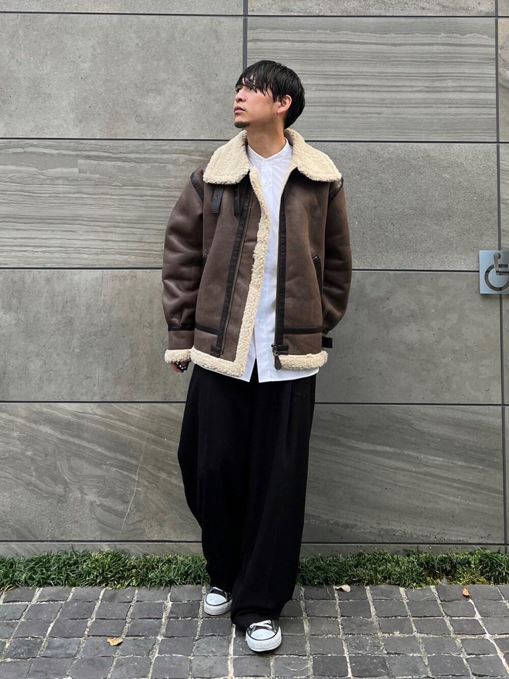「alpha_industries_japan、alpha_industries、ALPHA、コンバース、冬コーデ、ボアジャケット、休日スタイル」｜「ALPHAのB-3ブルゾン/ボアブルゾン/フェイクムートン（ムートンコート、ブラウン系）」を使った、 松波 侑亮さん（メンズ・164cm）の冬コーディネートの1枚目の写真