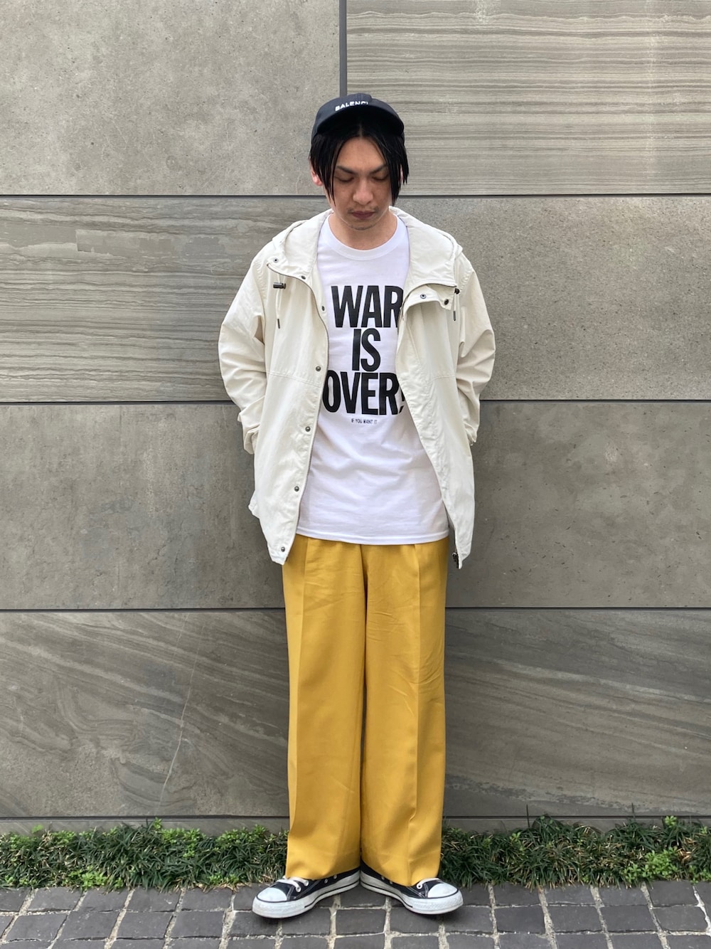 「サニーレーベル、Sonny　Label、マウンテンパーカー、キャップ、カラーパンツ、ワイドパンツ、コンバース、パステル映える春、プチプラ、シンプルコーデ、春アウター、春コーデ、スラックス、nowar、大人カジュアル」｜「URBAN RESEARCH Sonny Labelの【撥水/抗菌/防臭】コーデュラマウンテンパーカー（マウンテンパーカー、ホワイト系）」を使った、 松波 侑亮さん（メンズ・164cm）の春コーディネートの1枚目の写真