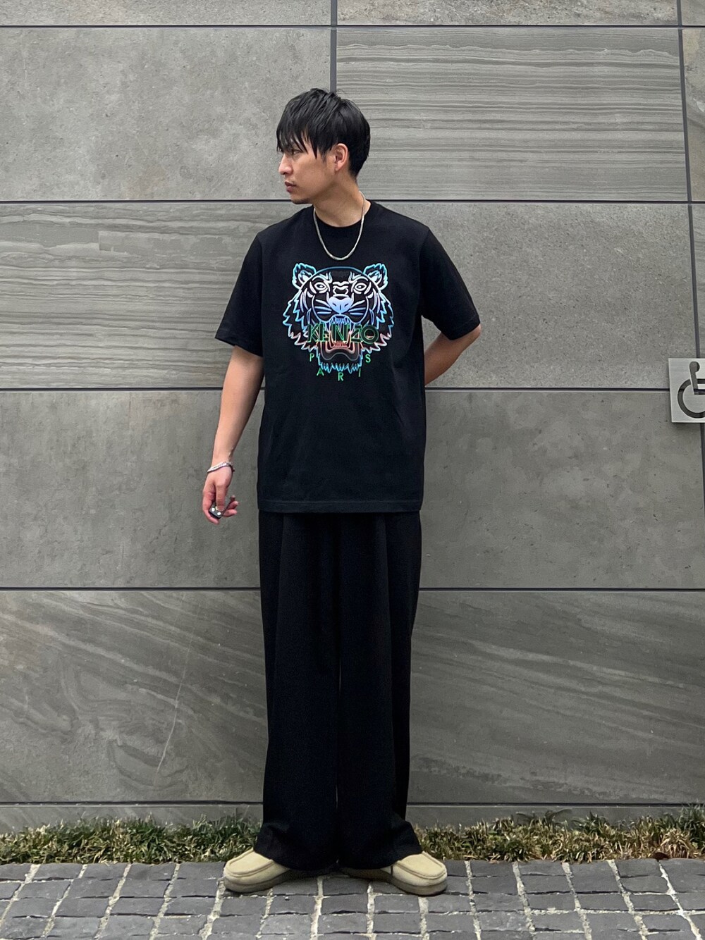 「ビッグT、ワントーンコーデ、フレアパンツ、きれいめカジュアル、夏だ！Tシャツ着よう！、シンプルコーデ、ストリート、夏コーデ、KENZO、clarks、モノトーン、低身長、おしゃれさんと繋がりたい、シルバーアクセサリー、モノトーンコーデ」｜「KENZOのアイテム（トップス、ブラック系）」を使った、 松波 侑亮さん（メンズ・164cm）の夏コーディネートの1枚目の写真