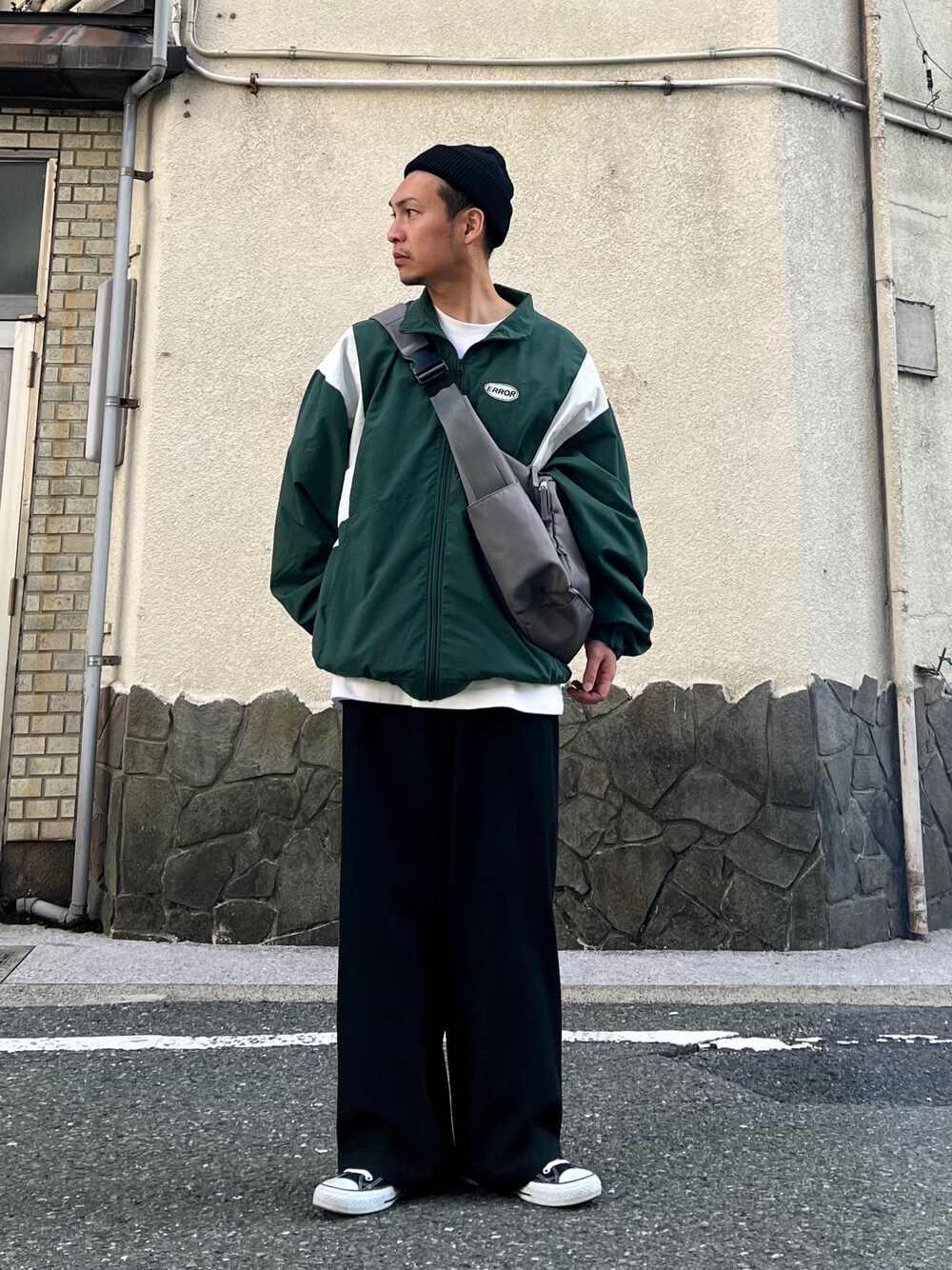 「ファッションを楽しもう、ショルダーバッグ、ビッグシルエット、レイヤードスタイル、トラックジャケット、スポーツミックス、厚底シューズ、おでかけコーデ、プチプラ、古着MIX、スニーカー、きれいめカジュアル、冬コーデ、ニット、スピンズ」｜「SPINNSの【ユニセックス着用可能】5色展開 ナイロンブルゾン ERROR（ブルゾン、グリーン系）」を使った、 松波 侑亮さん（メンズ・164cm）の秋コーディネートの1枚目の写真