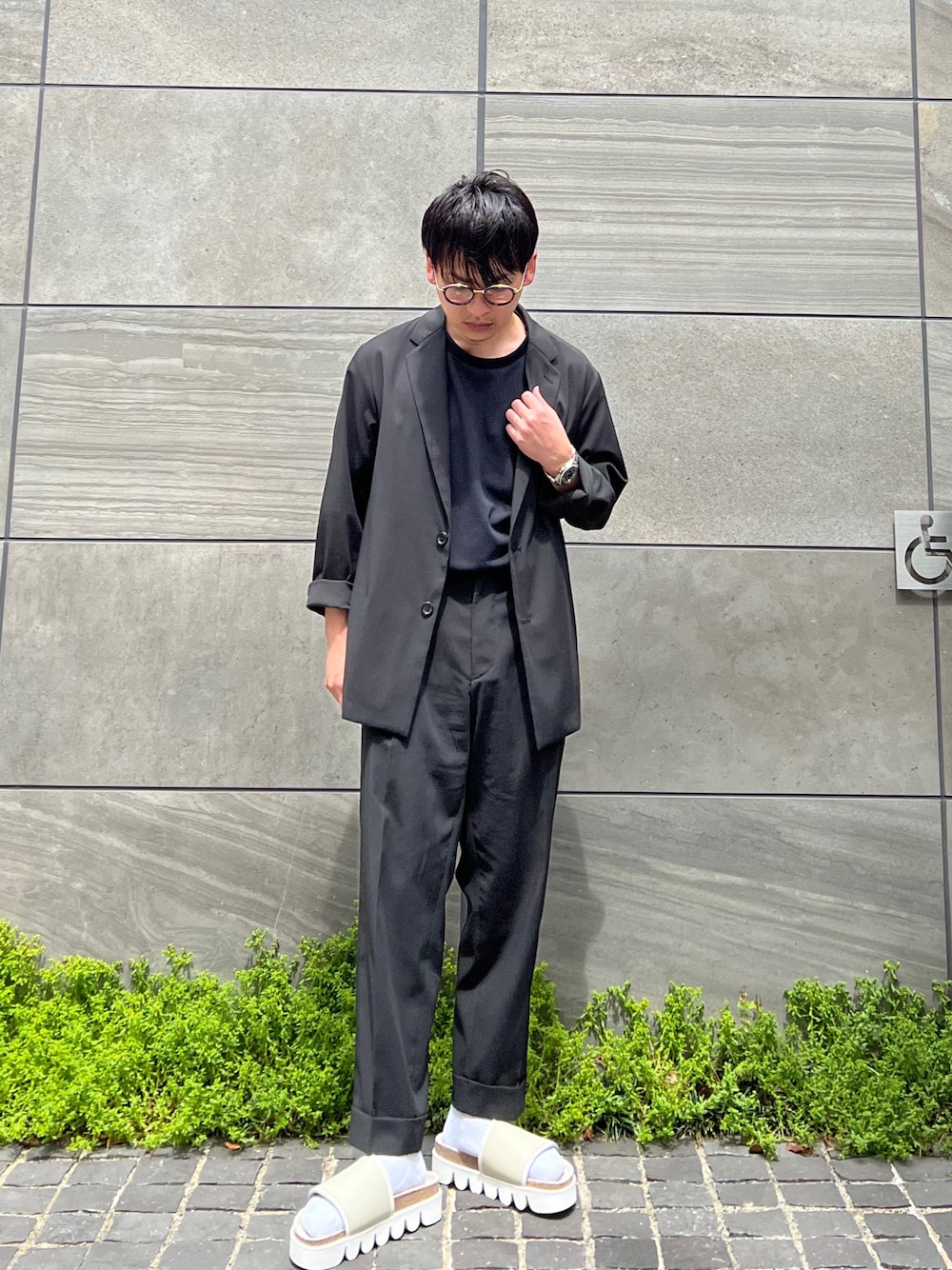 「URTECH、URTECHひやサラクール、ユーアールテック、アイテムズアーバンリサーチ、ITEMS URBANRESEARCH、スラックス、きれいめカジュアル、タックイン、セットアップ、サンダル、サンダルに靴下、モノトーン、休日スタイル、シンプル、大人コーデ」｜「ITEMS URBANRESEARCHの『UR TECH ひやサラクール』 Air Dry ライトポンチ トップス（Tシャツ/カットソー、ブラック系）」を使った、 松波 侑亮さん（メンズ・164cm）の春コーディネートの1枚目の写真