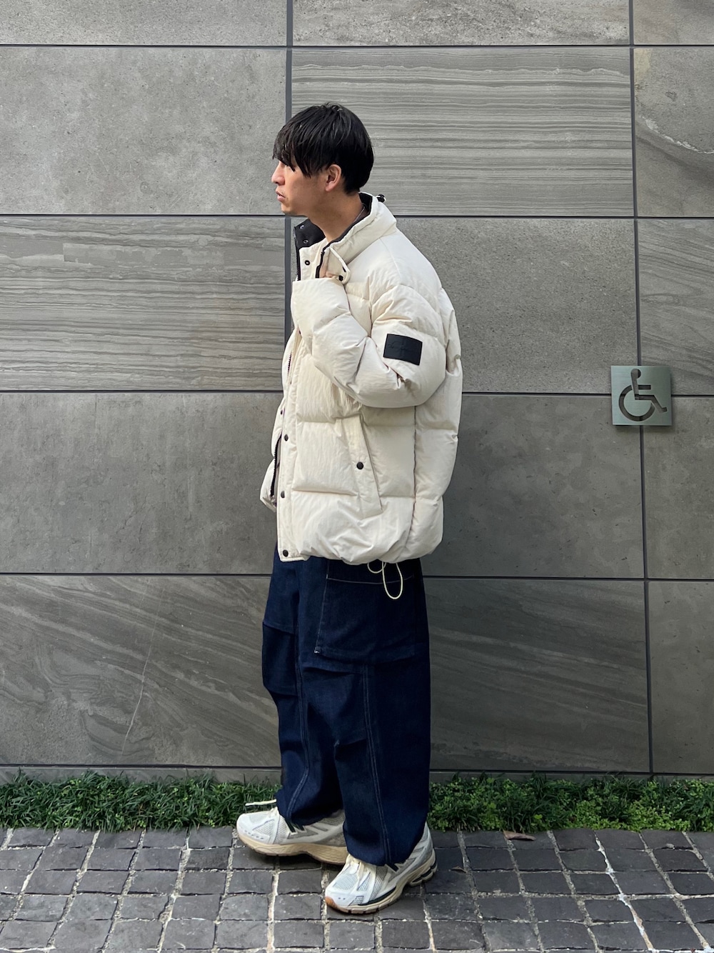 「カルバンクライン、Calvin Klein、edwin、edwinjapan、エドウィン、ダウンジャケット、ダウン、カーゴパンツ、デニム、スニーカー、New Balance、ビッグシルエット、ストリート」｜「Calvin Kleinのバッジオーバーサイズ ダウンジャケット（ダウンジャケット/コート、ホワイト系）」を使った、 松波 侑亮さん（メンズ・164cm）の秋コーディネートの1枚目の写真