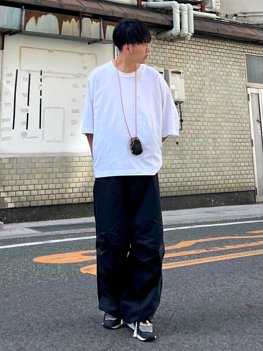 「エドウィン、edwinjapan、edwin」｜「EDWINの【WEB限定】EDWIN STEPMARK スノーワイドオーバーパンツ（カーゴパンツ、ブラック系）」を使った、 松波 侑亮さん（メンズ・164cm）の夏コーディネートの1枚目の写真