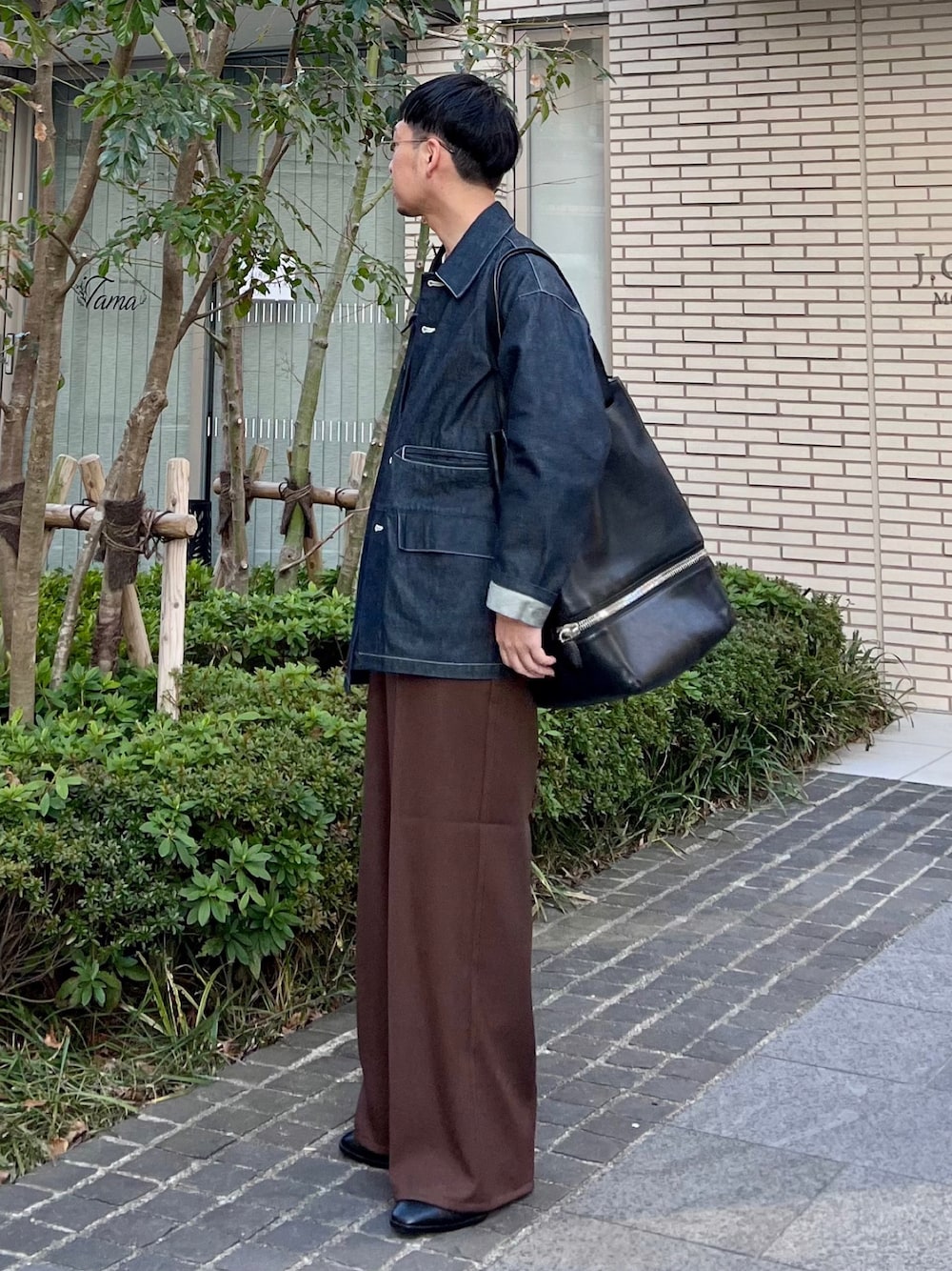 「Fossil、フォッシル、FOSSILSTYLE、EDWIN、edwinjapan、エドウィン、春服デビュー宣言、デニム、フレアパンツ、トートバッグ、きれいめカジュアル、プチプラ、春服みてみて」｜「EDWINのタックワイド フレアパンツ センタープレスパンツ スラックスパンツ 日本製（スラックス、ブラウン系）」を使った、 松波 侑亮さん（メンズ・164cm）の春コーディネートの1枚目の写真