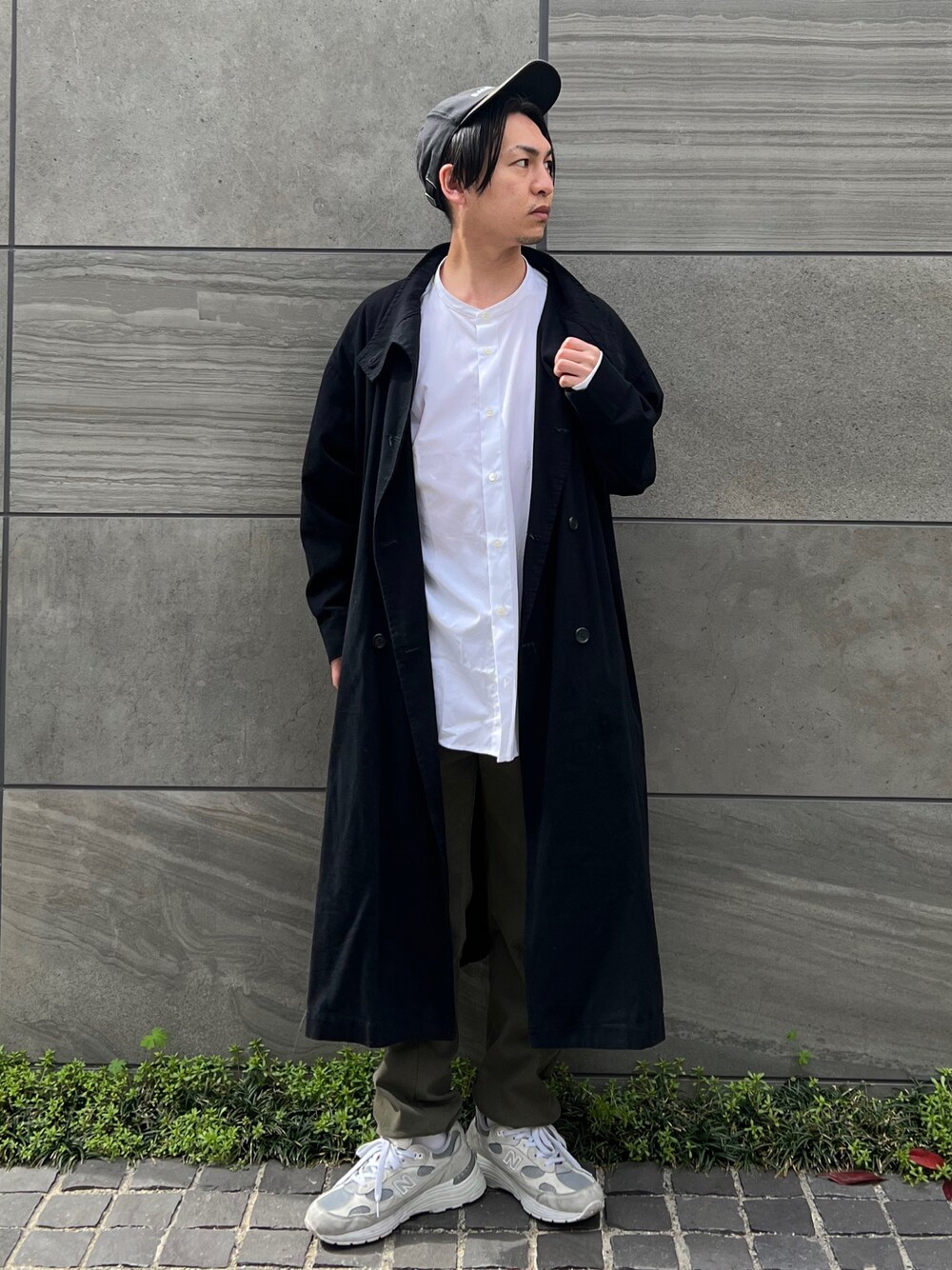 「サニーレーベル、SonnyLabel、ジョガーパンツ、春コーデ、春アウター、New Balance、キャップ、シャツスタイル、バンドカラーシャツ、白スニーカー、きれいめカジュアル、トレンチコート、ビッグシルエット、厚底シューズ、おしゃれさんと繋がりたい」｜「URBAN RESEARCH Sonny Labelのハイパーストレッチイージージョガーパンツ（その他パンツ、グリーン系）」を使った、 松波 侑亮さん（メンズ・164cm）の春コーディネートの1枚目の写真