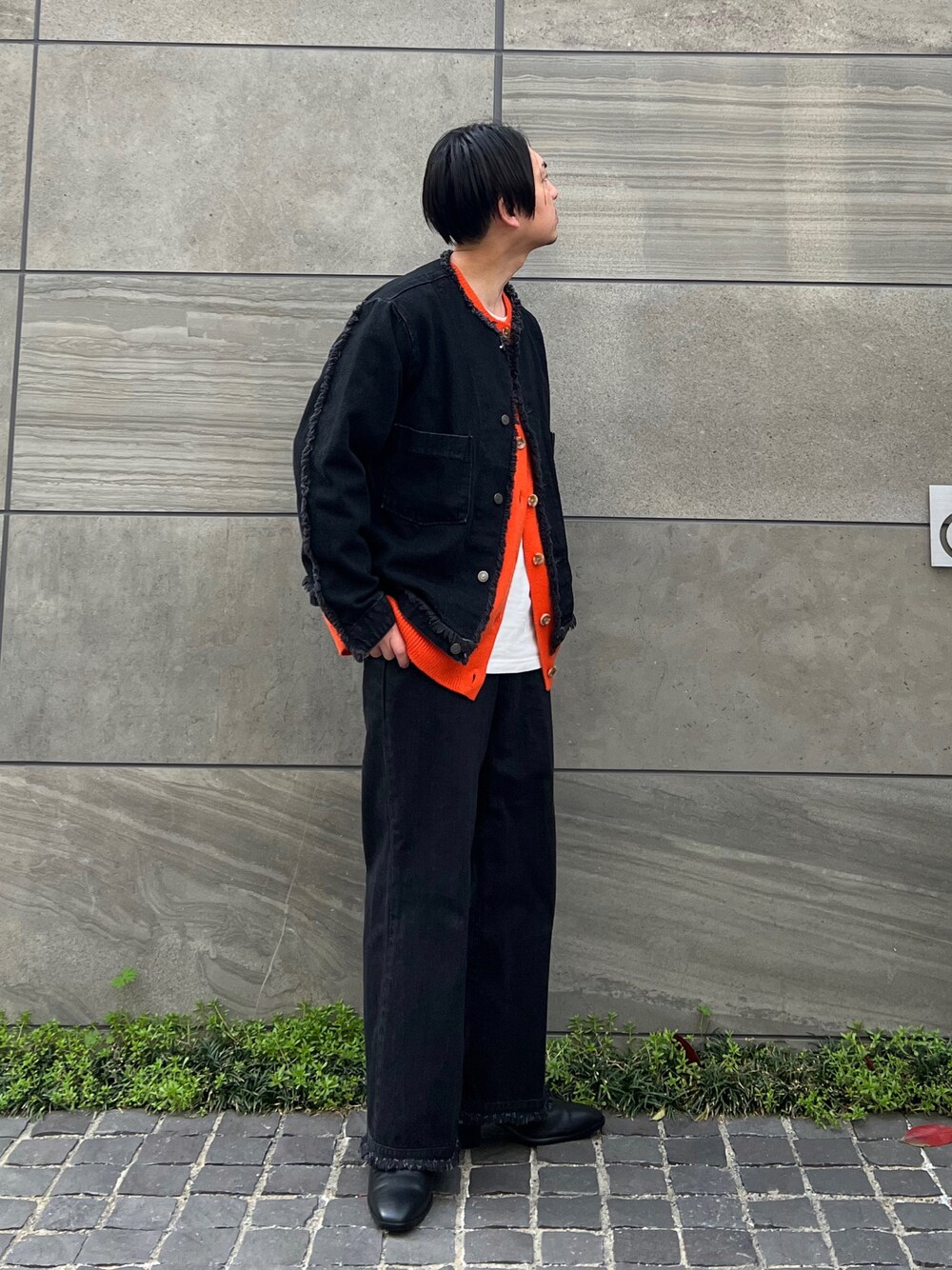 「エドウィン、edwinjapan、edwin、セットアップ、春服みてみて、ワイドデニム、春ニット、革靴、ブーツ、きれいめカジュアル、ビッグシルエット、大人カジュアル、低身長、モード、ブラック」｜「EDWINの【ZOZO限定】　Nocty×EDWINコラボ　フリンジワイドフレアパンツ（デニムパンツ、ブラック系）」を使った、 松波 侑亮さん（メンズ・164cm）の春コーディネートの1枚目の写真