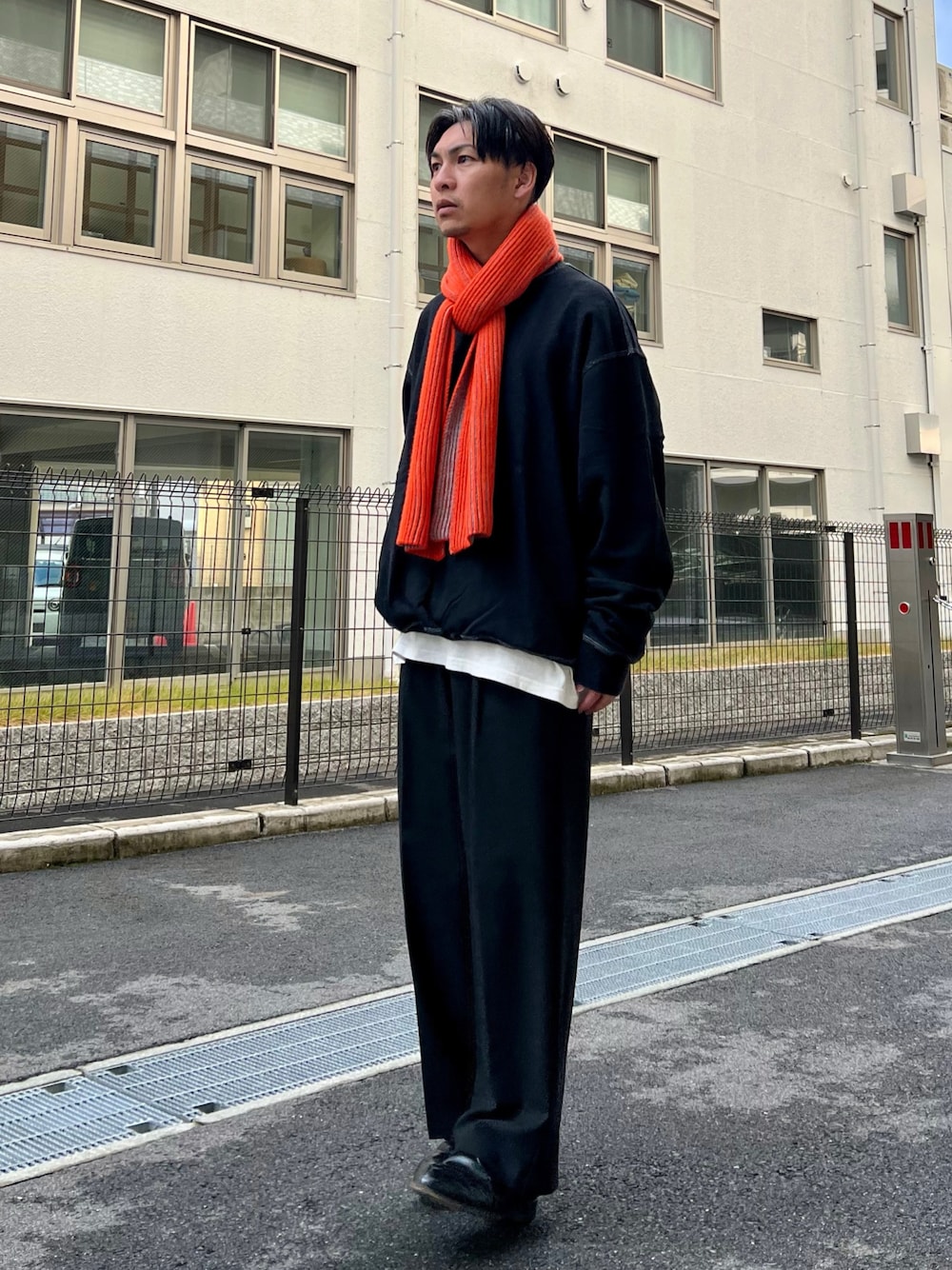 「JEANASISのプレーティングマフラー/979291（マフラー、オレンジ系）」を使った、 松波 侑亮さん（メンズ・164cm）の冬コーディネートの1枚目の写真