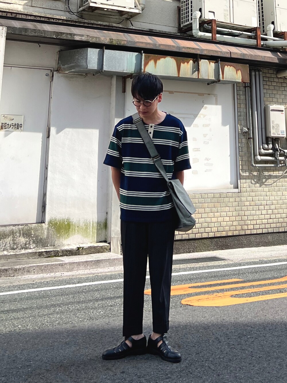 「夏コーデ、サニーレーベル、SonnyLabel、夏だ！Tシャツ着よう！、ボーダー、スラックス、グルカサンダル、ショルダーバッグ、メガネ男子、きれいめカジュアル、プチプラ、スクエアバッグ、おしゃれさんと繋がりたい、大人カジュアル、ブラックコーデ」｜「URBAN RESEARCH Sonny LabelのランダムボーダーヘンリーネックTシャツ（Tシャツ/カットソー、グリーン系）」を使った、 松波 侑亮さん（メンズ・164cm）の夏コーディネートの1枚目の写真